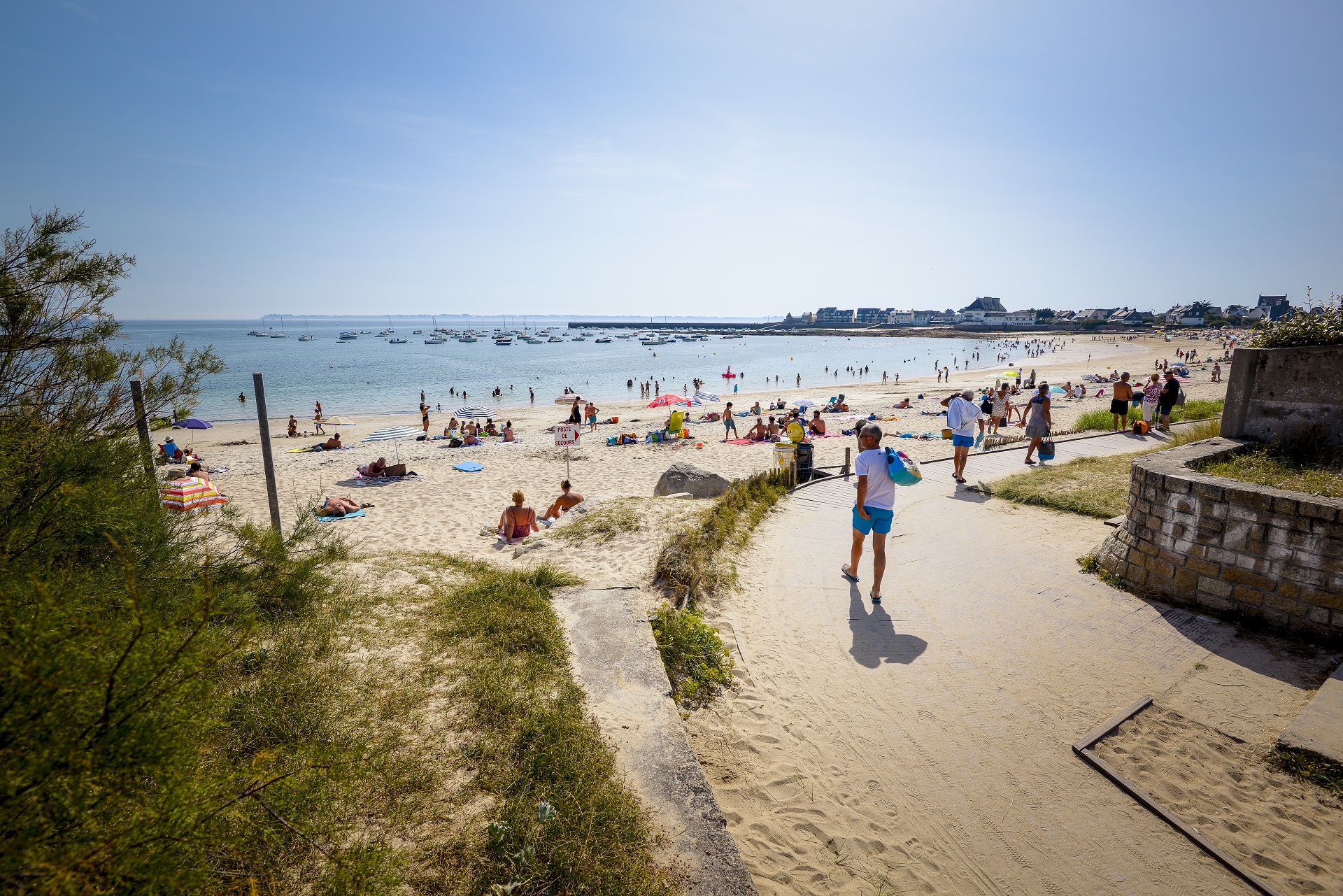 1-Promeneur proche la plage de l'anse du Stole à Ploemeur (Morbihan) 56