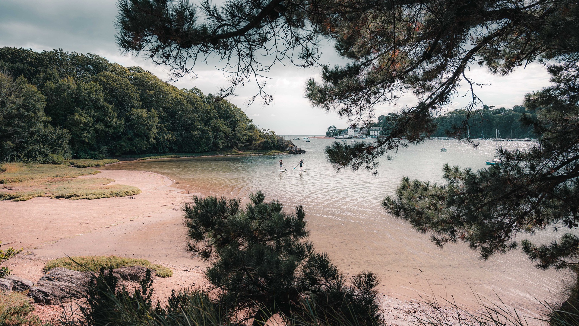 2 personnes en stand up sur la Laïta près de la plage du bas-Pouldu à Guidel-Plages (Morbihan) 56