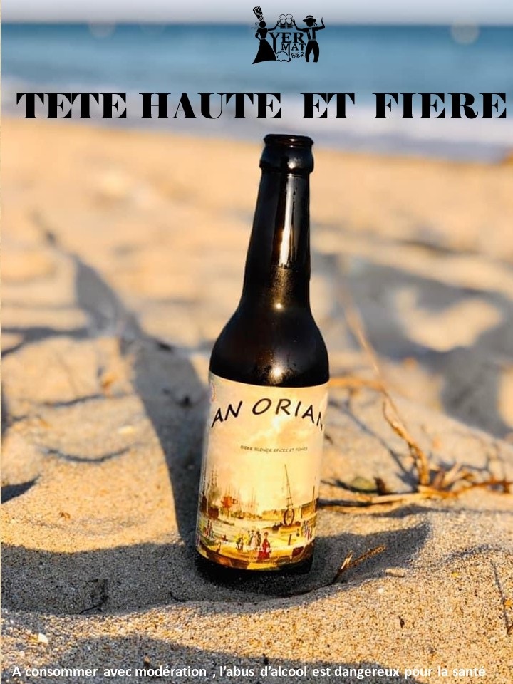 Affiche publicitaire de la bière An Oriant, produite par la microbrasserie artisanale Yermat, sur la plage au coucher de soleil (Locmiquélic, Morbihan, 56)
