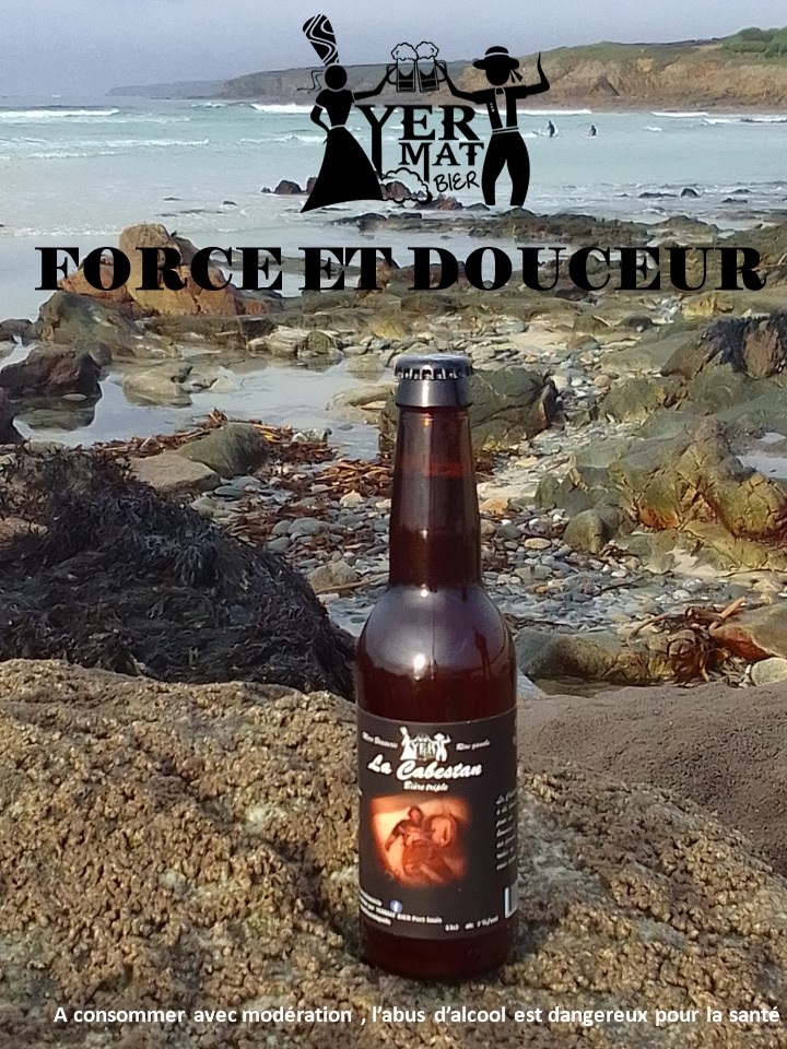 Affiche publicitaire de la bière triple La Cabestan, produite par la microbrasserie artisanale Yermat, sur un rocher au bord de l’océan atlantique (Locmiquélic, Morbihan, 56)