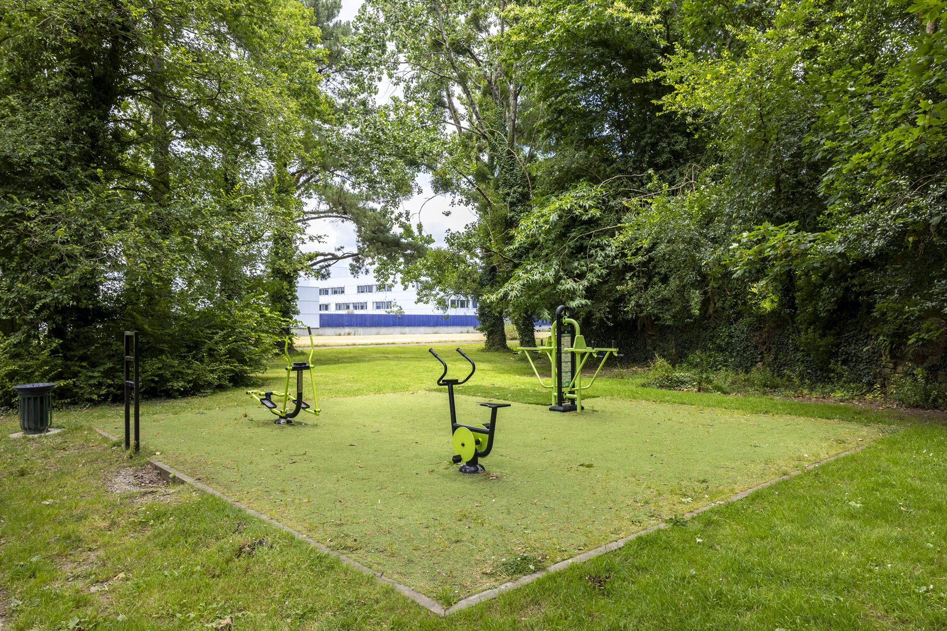 Agrès sportifs dans le jardin Cosmao Dumanoir à Lorient (Morbihan) 56