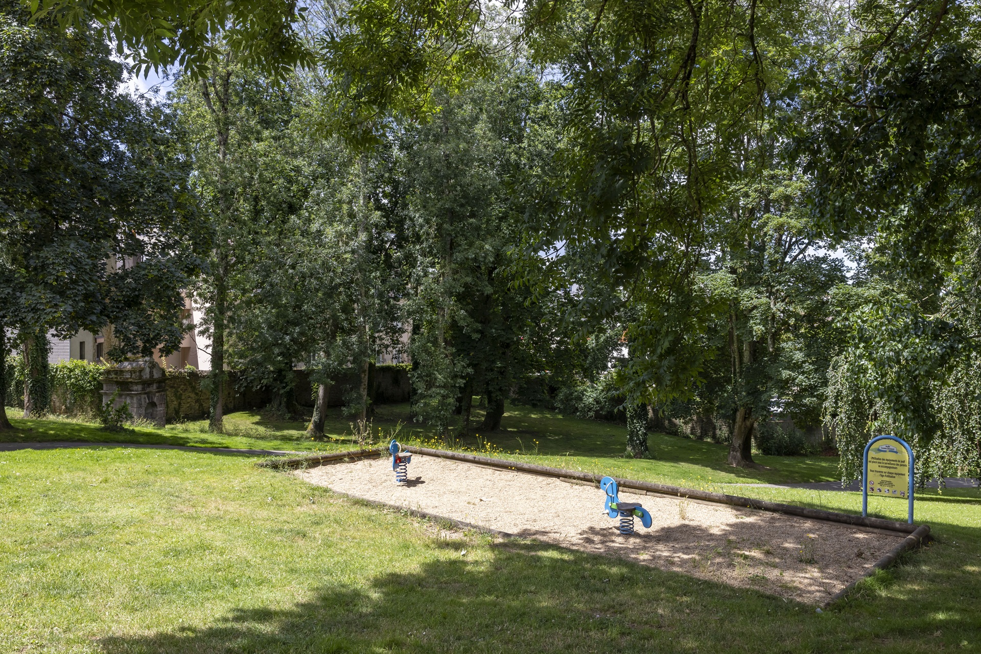 Aire de jeux pour enfants dans le jardin Cosmao Dumanoir à Lorient (Morbihan) 56