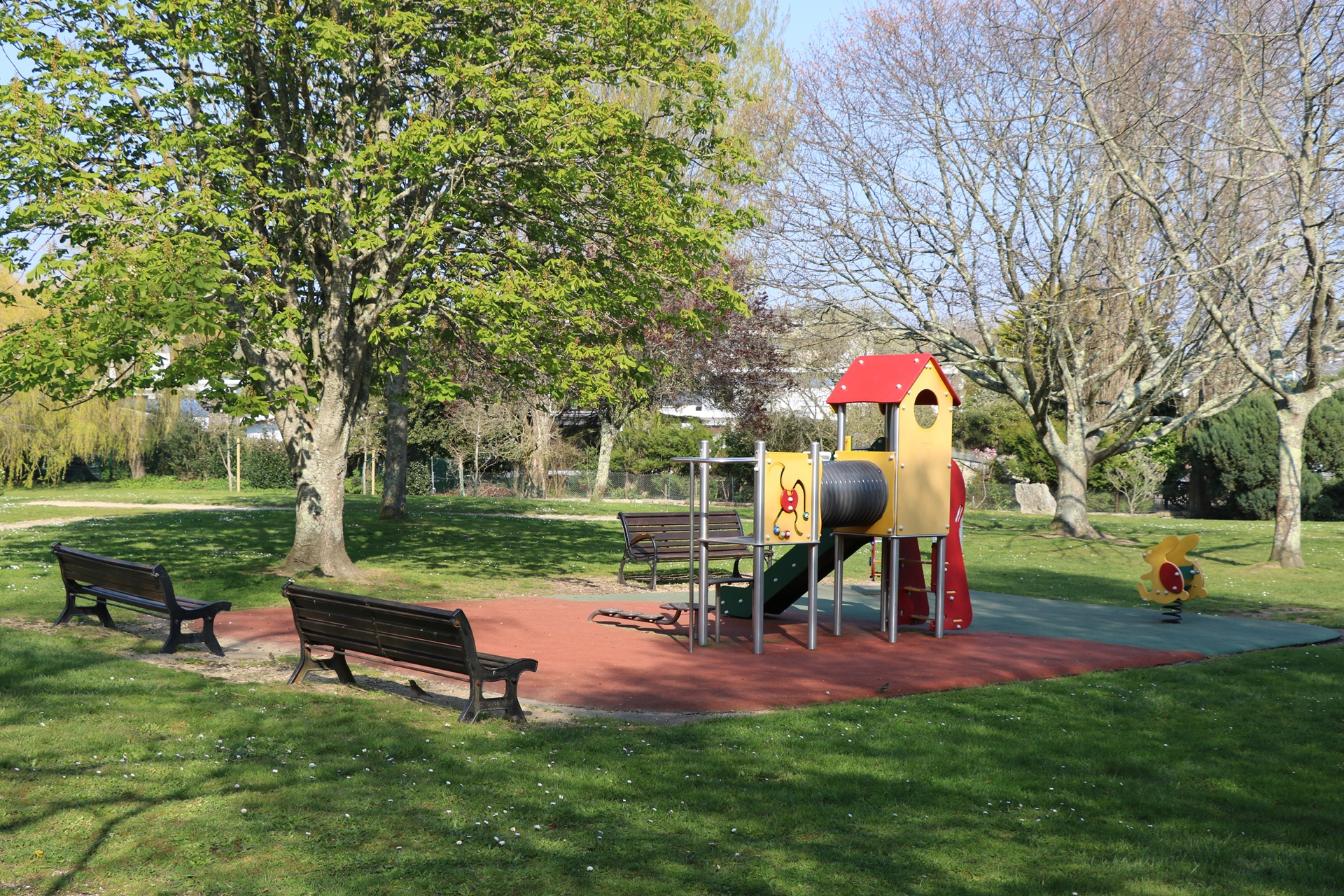 Aire de jeux pour enfants dans le jardin de Toulhars à Larmor-Plage proche Lorient (Morbihan) 56