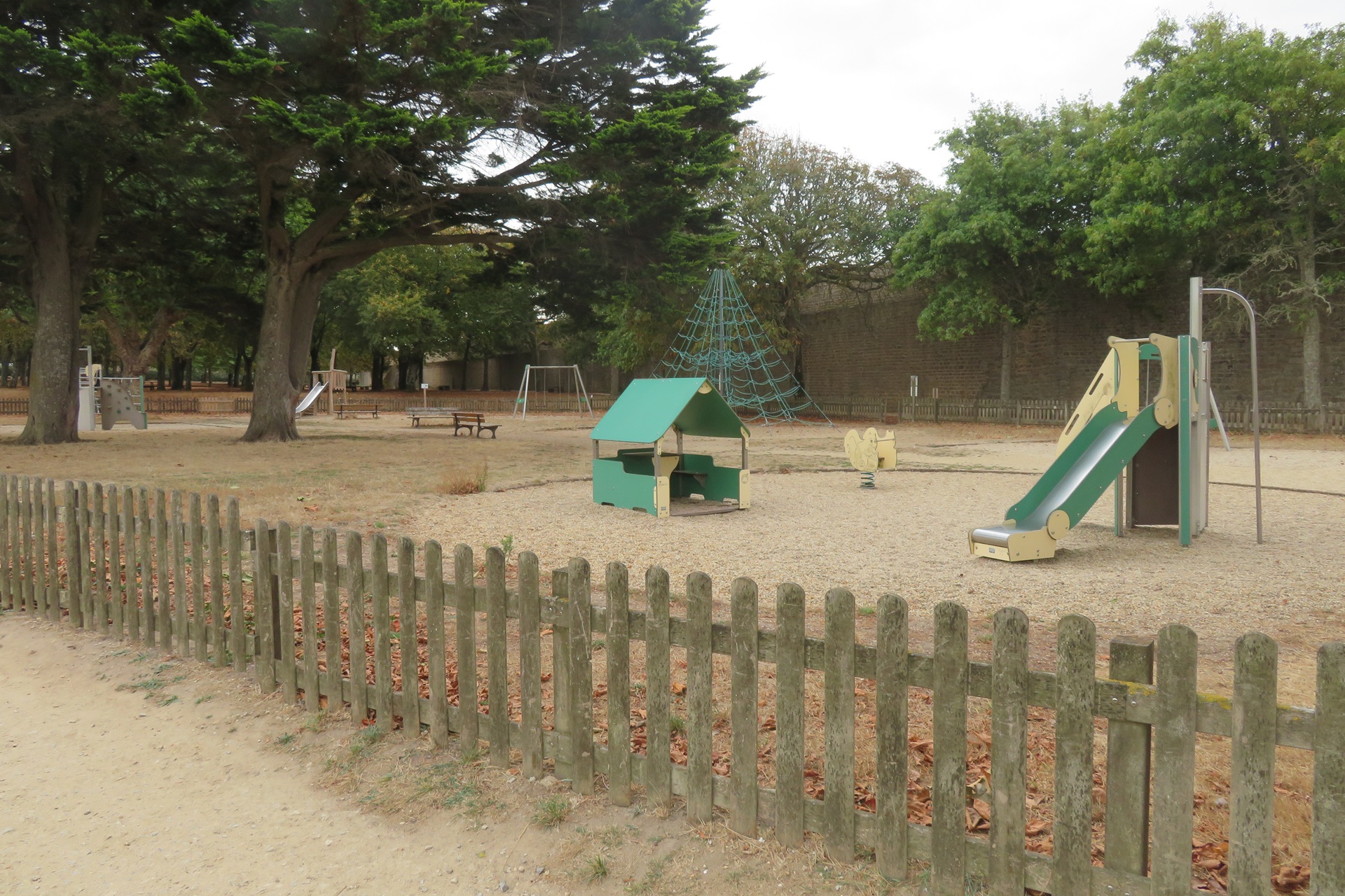 Aire de jeux pour enfants des Pâtis à Port-Louis face et proche Lorient (Morbihan) 56
