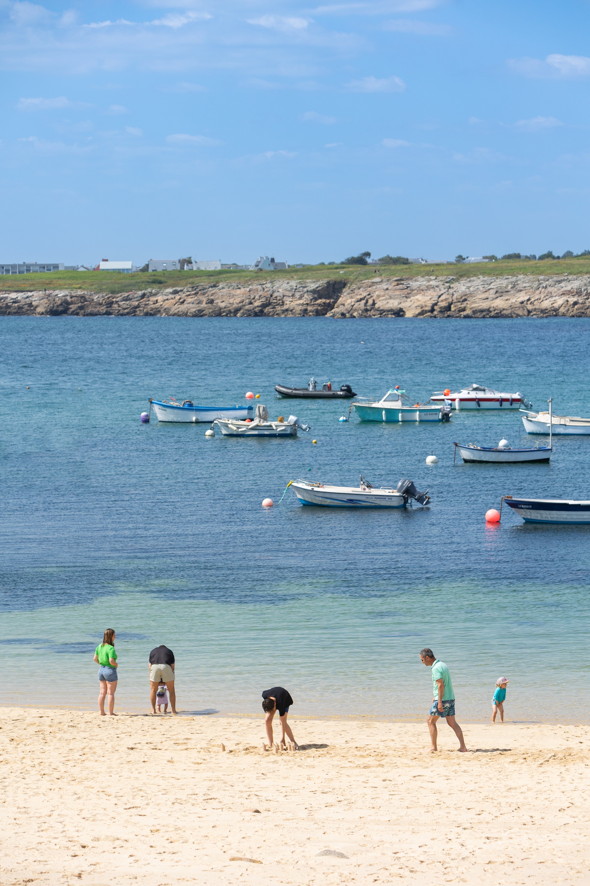 Ambiance estivale sur la plage du Kerroch à Ploemeur proche Lorient (Morbihan) 56