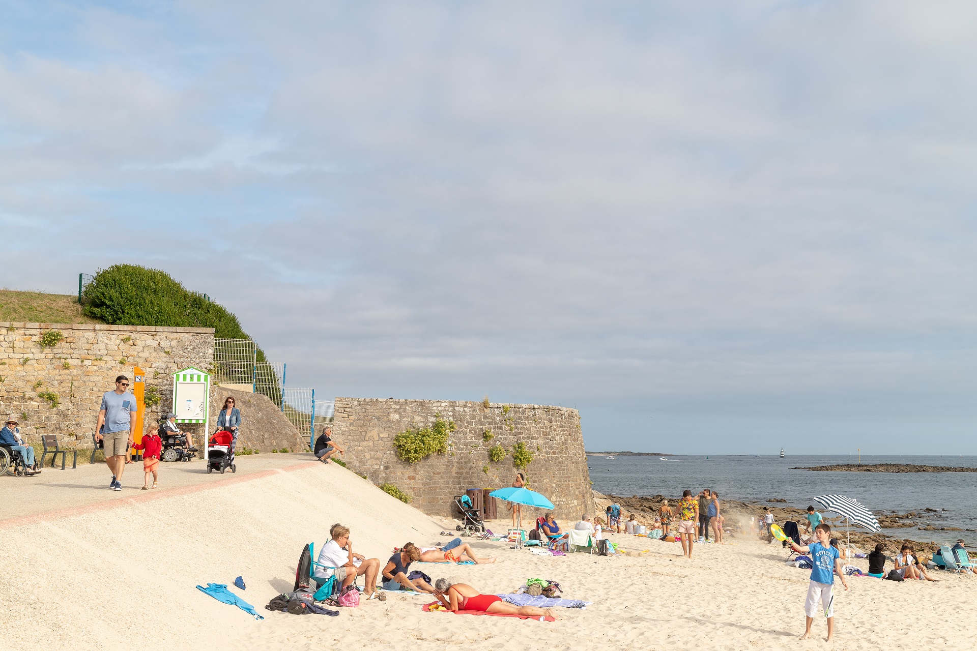 Ambiance estivale sur la plage du Locqueltas à Ploemeur proche Lorient (Morbihan) 56