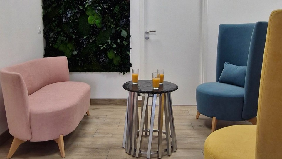 Après la flottaison, moment de détente dans le petit salon à Antre 2 Ô , à Hennebnt, près de Lorient (Morbihan, 56) Bretagne Sud