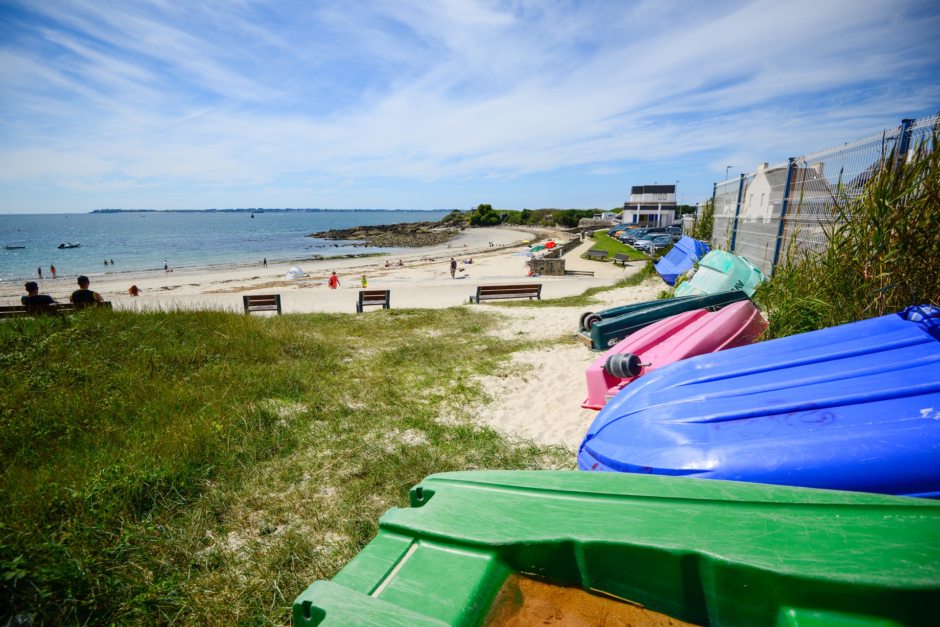 Barques colorées sur la plage de Locqueltas à Larmor-Plage (Morbihan) 56