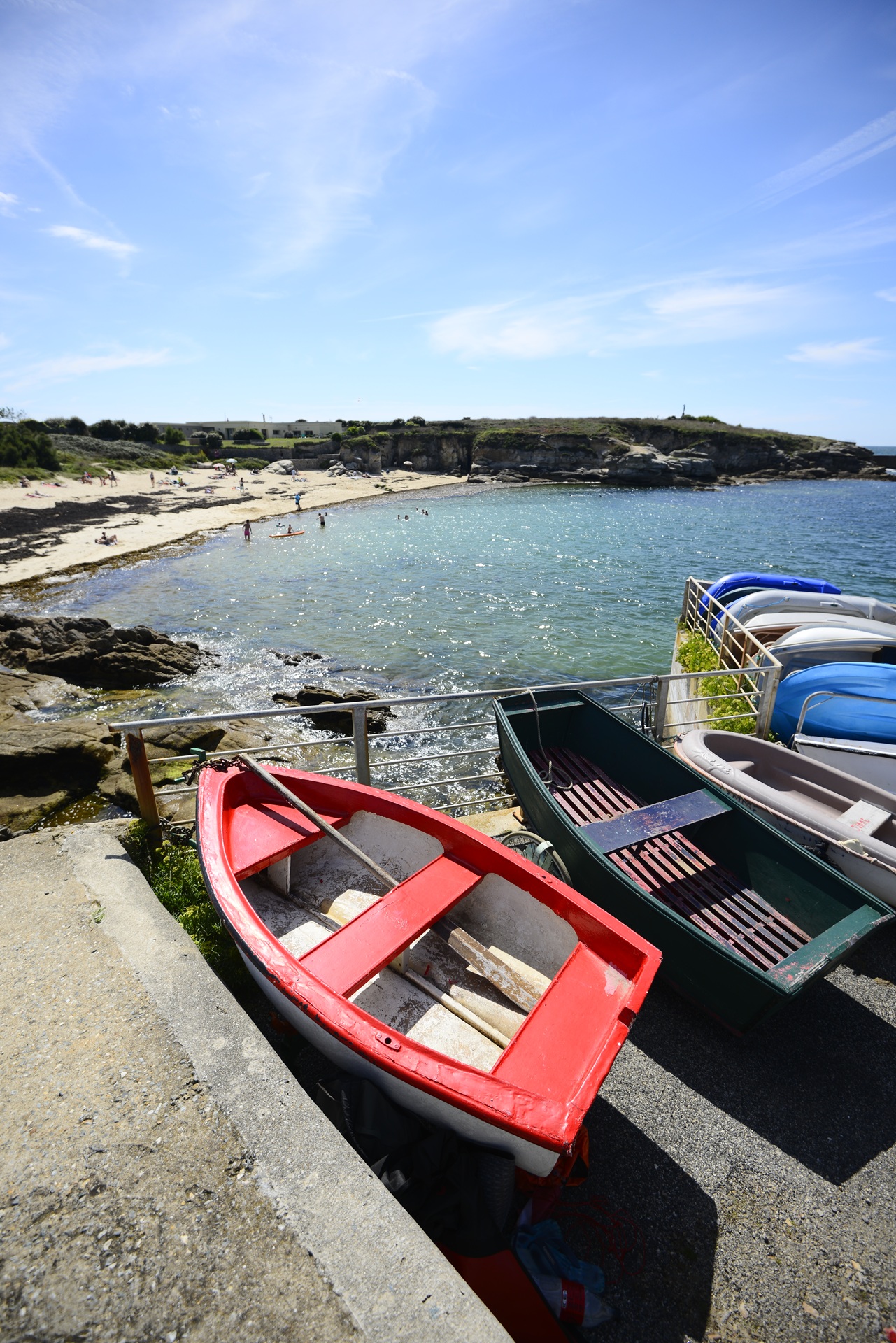 Bateaux colorées avec vue sur la plage de Kerroc'h à Ploemeur (Morbihan) 56