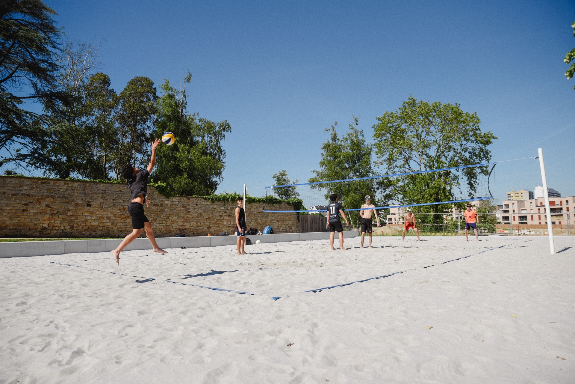 Beach Volley à l'aire de jeux pour enfants au jardin de Nominoe à Lorient (Morbihan) 56