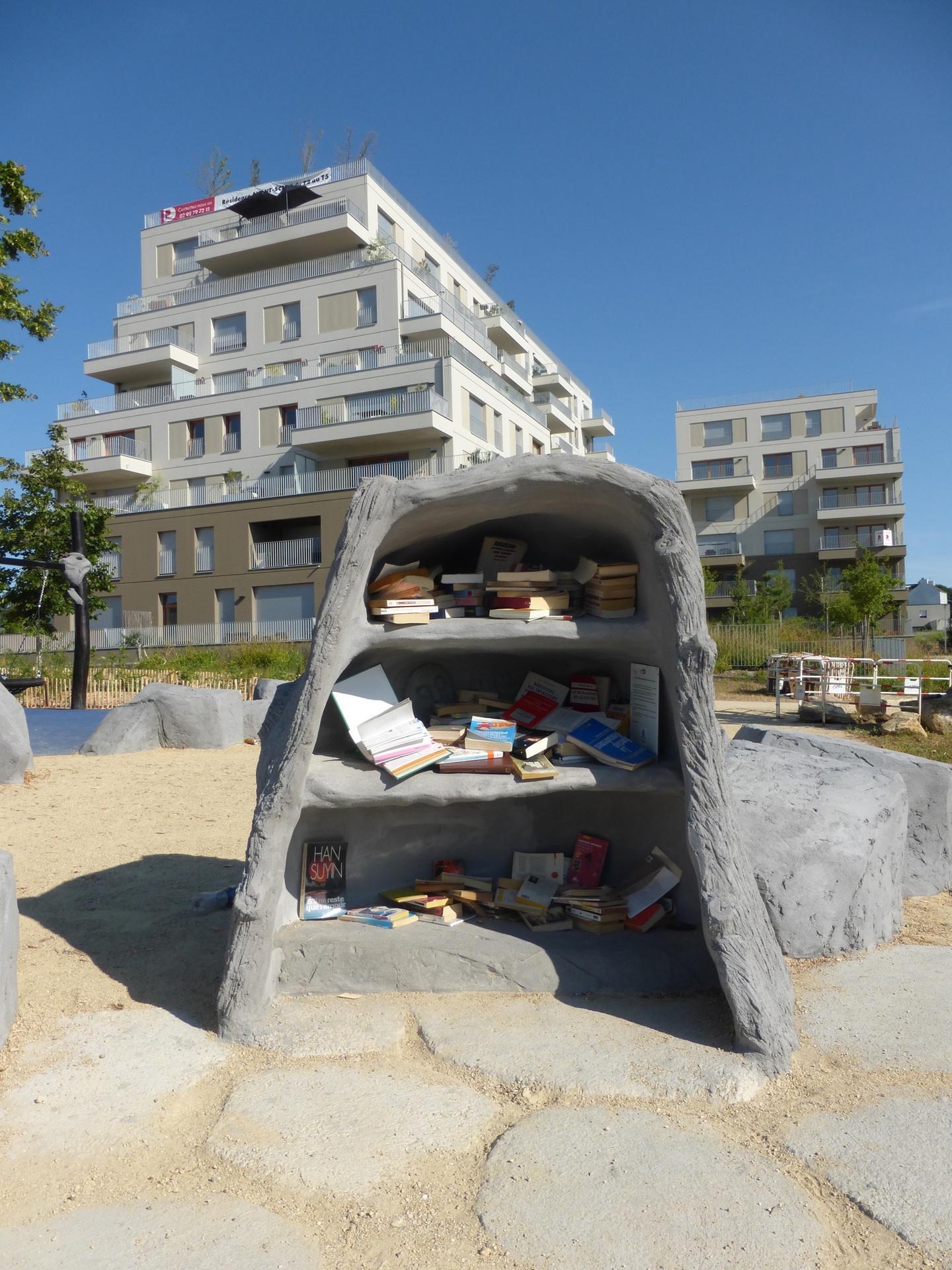 Boite à livres à l'aire de jeux pour enfants du jardin de Nominoe (Morbihan) 56