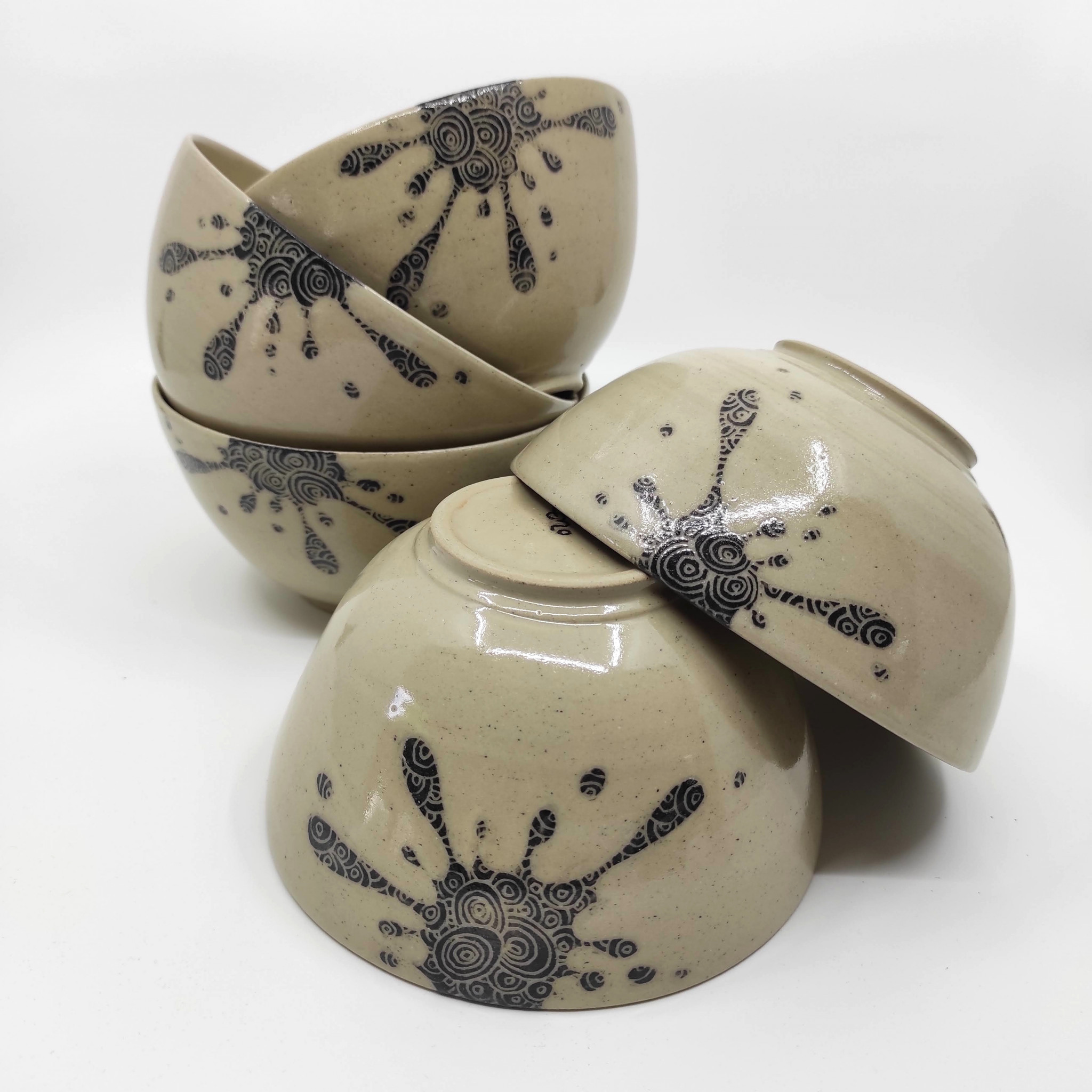 Bols en grès aux décorations graphiques chez Catherine Eyraud Céramique à Pont-Scorff, proche Lorient Bretagne Sud (Morbihan, 56)