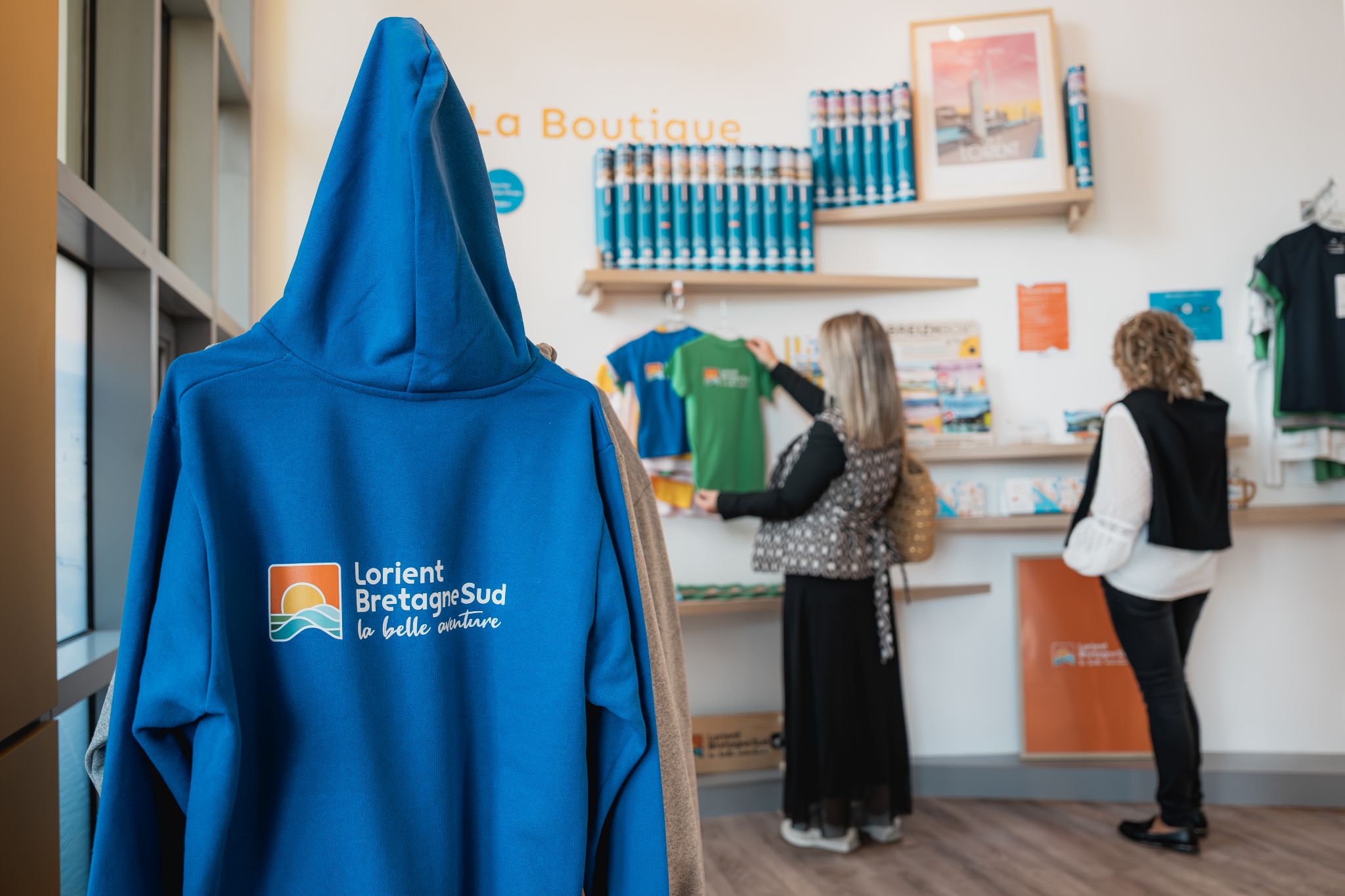 Boutique de souvenirs à l'office de tourisme de Lorient, face au port de plaisance (Morbihan, 56)