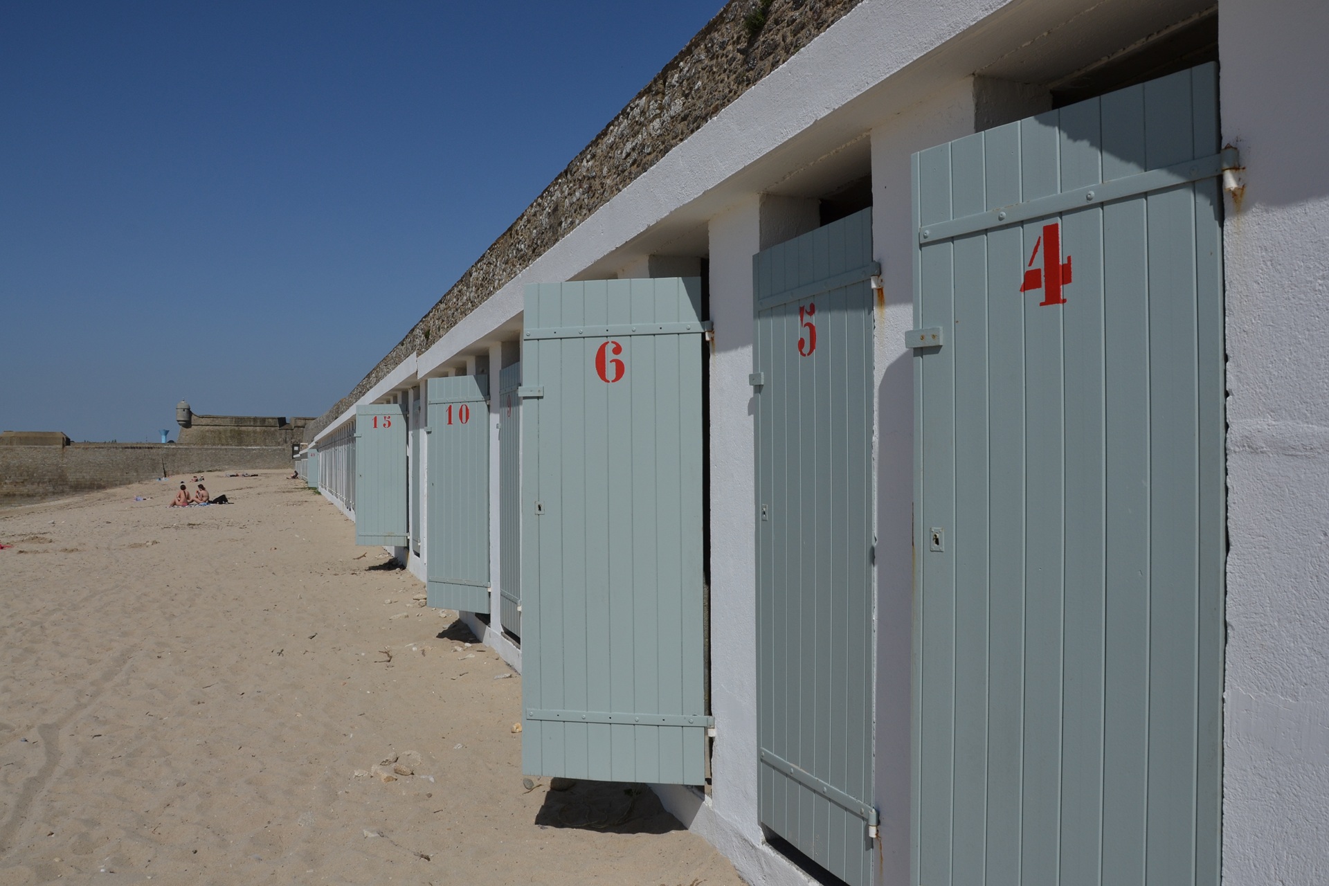 Cabines de plage numérotées à Port-Louis proche Lorient (Morbihan) 56