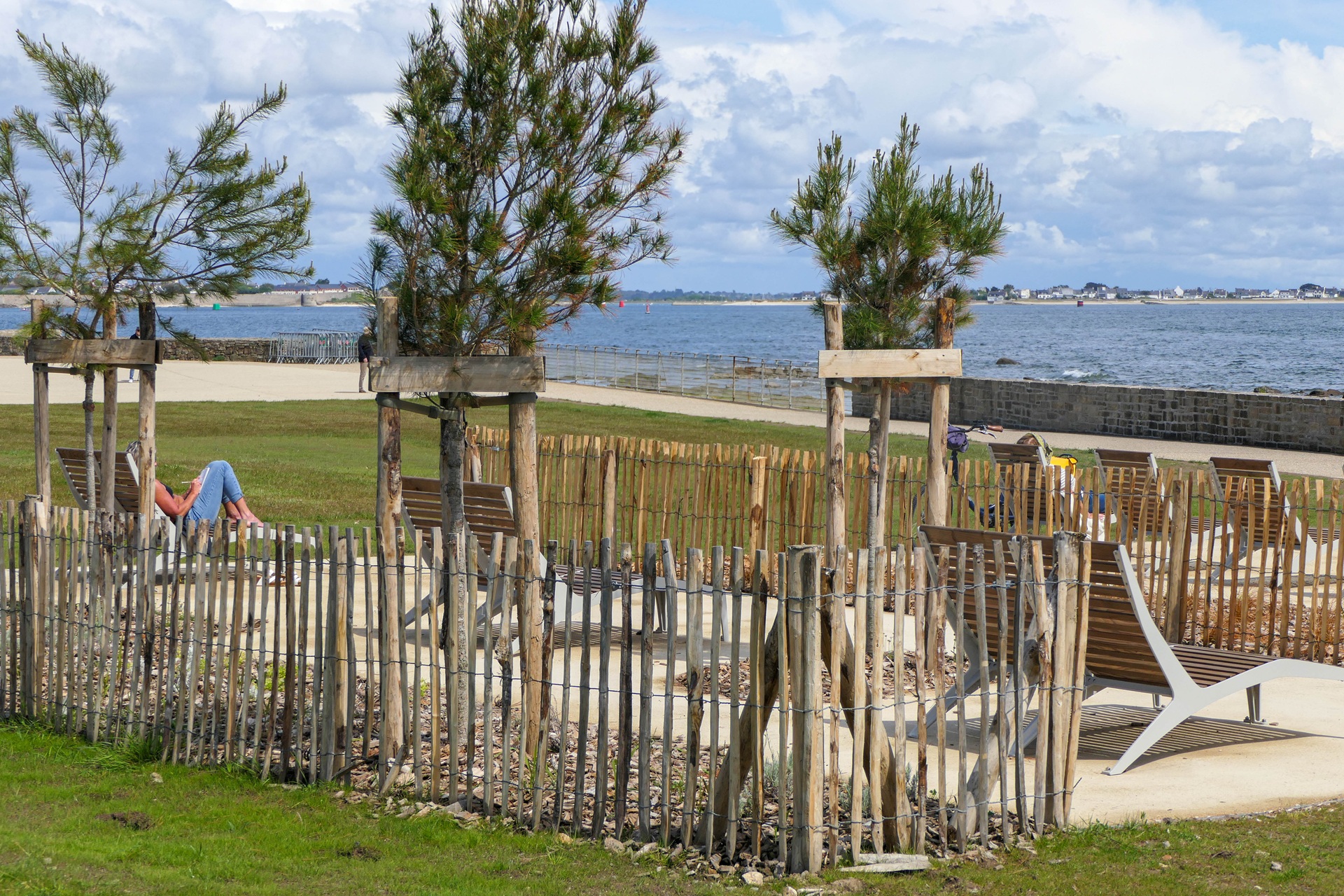 Chaises longues du parc de l'océan de Port-Maria à Larmor-Plage proche de Lorient (Morbihan) 56