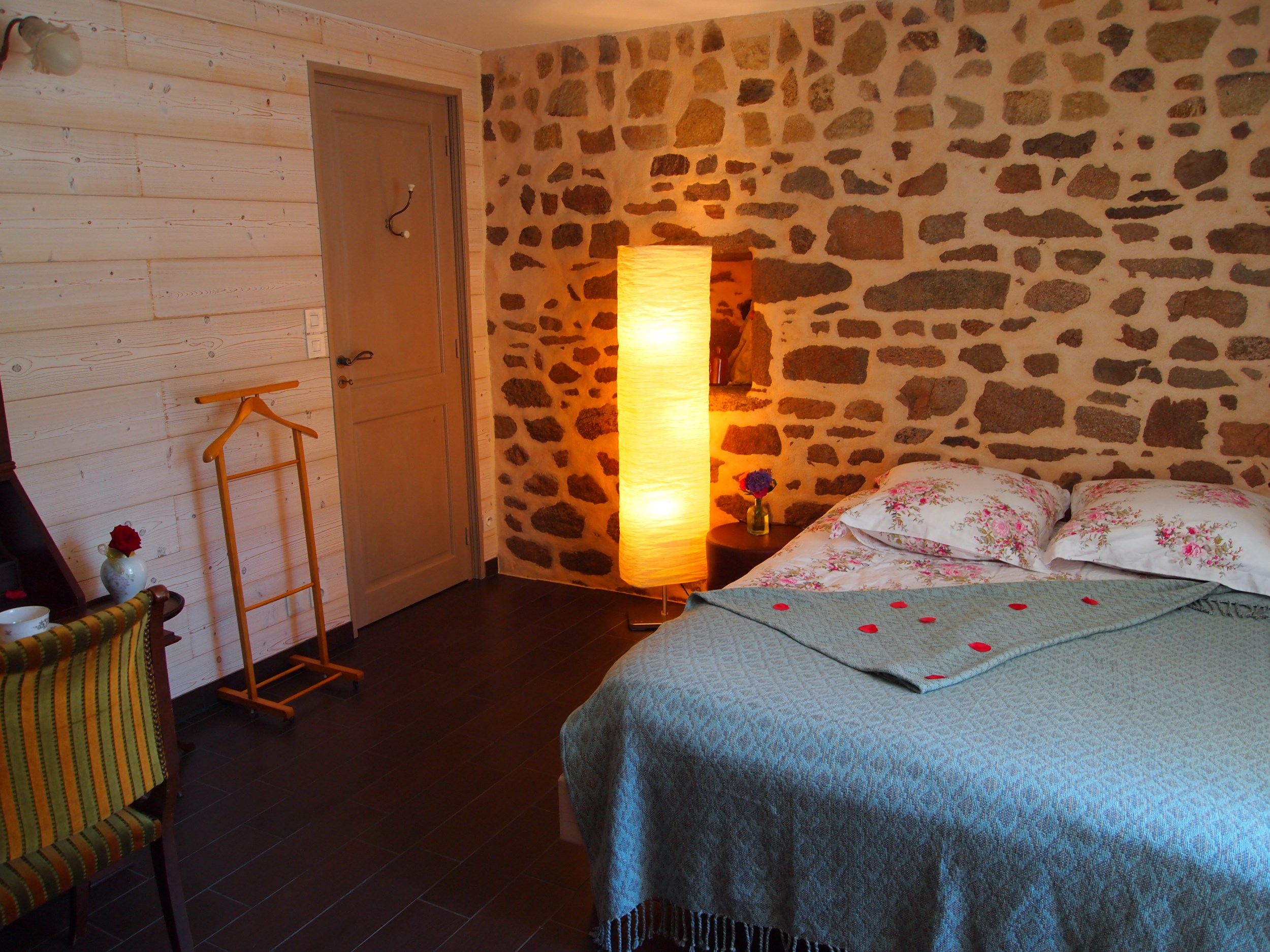 Chambre avec un grand lit, idéal pour un couple dans cette maison d'hôtes à Guidel à Lorient Bretagne Sud ( Morbihan, 56)