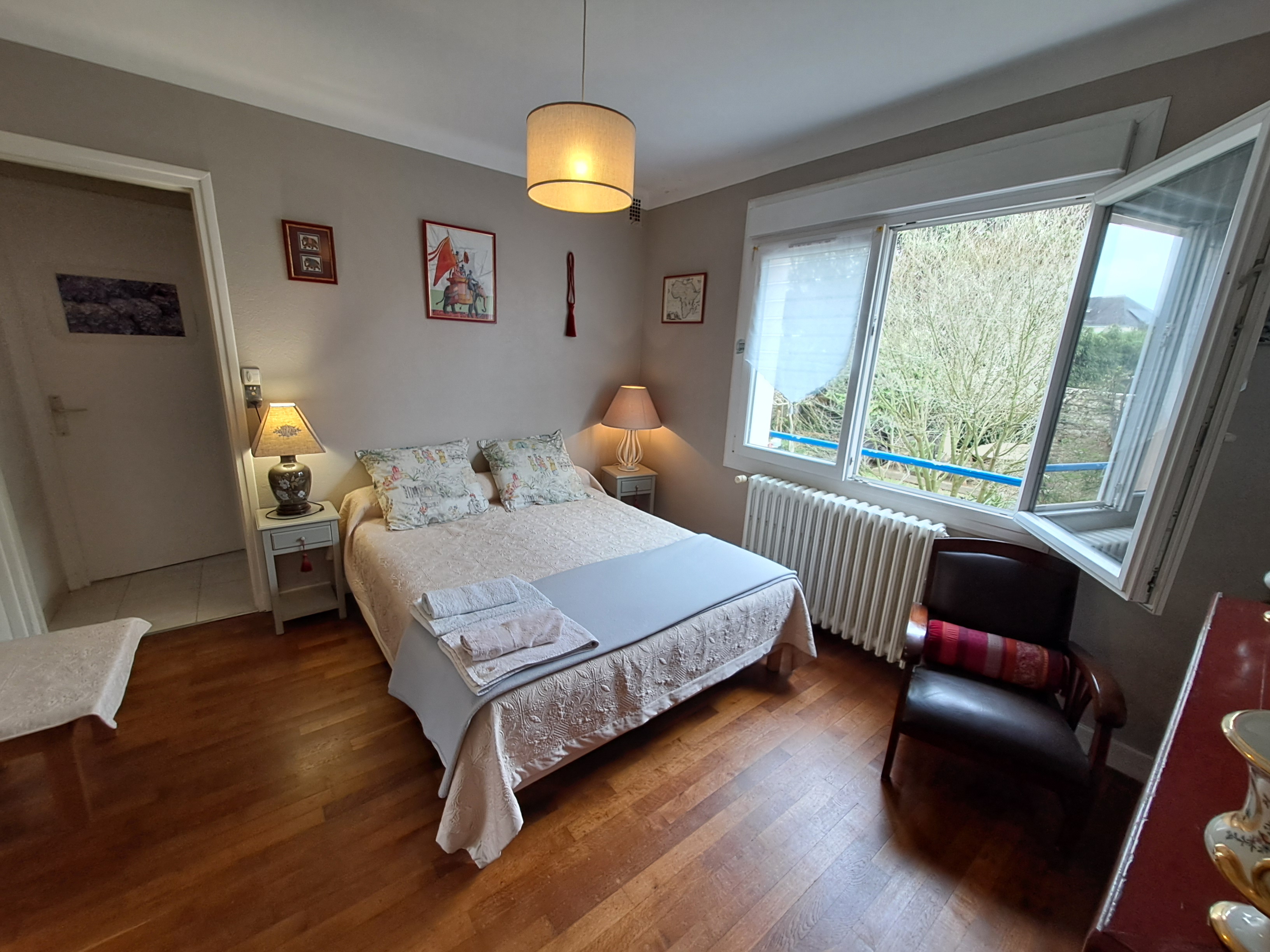 Une chambre double donnant sur le jardin de la maison d'hôte pour 4 personnes La Masana, 3 épis aux gîtes de France à Lorient, Bretagne Sud (Morbihan, 56)