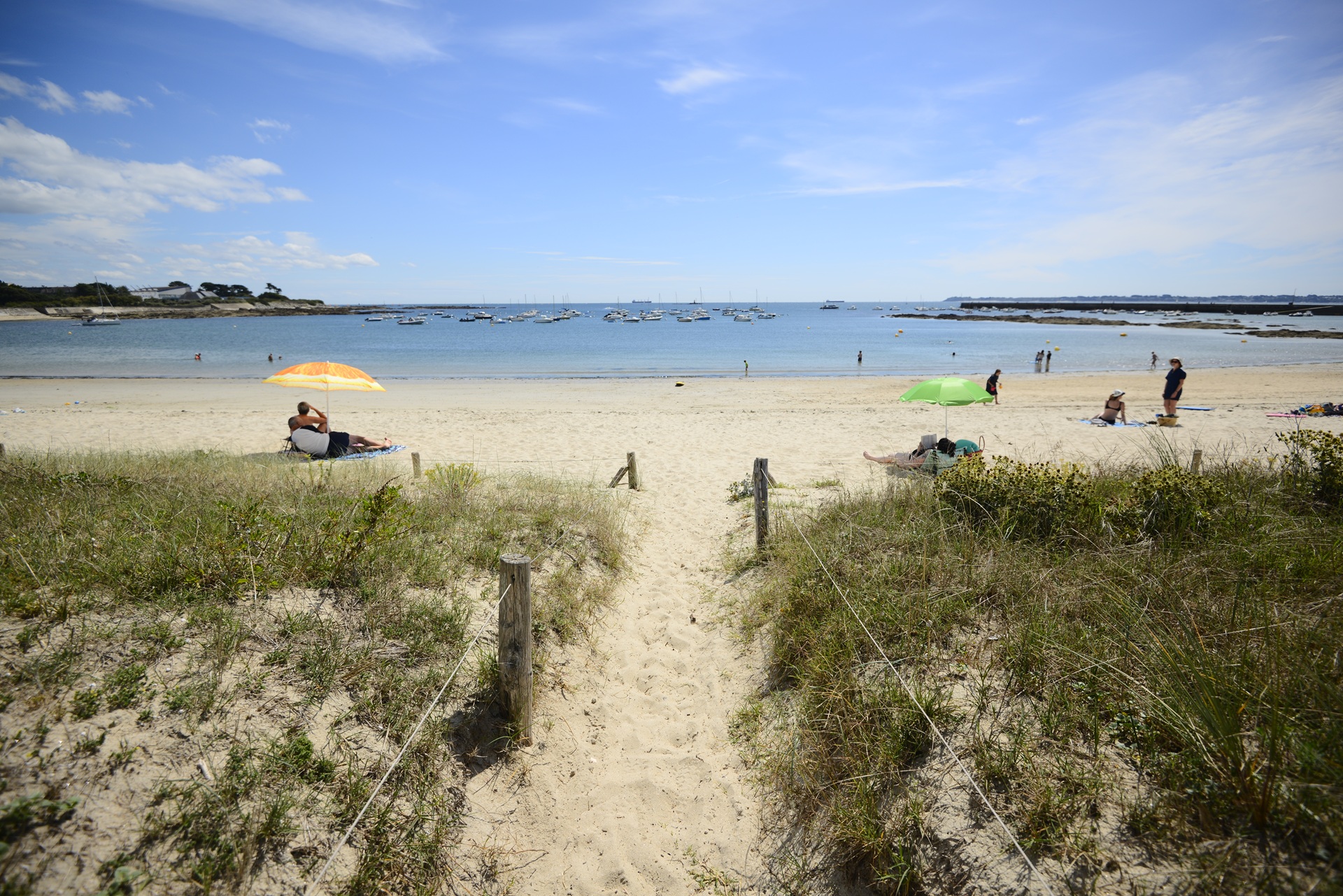Chemin d'entrée de la plage de l'anse du Stole à Ploemeur (Morbihan) 56