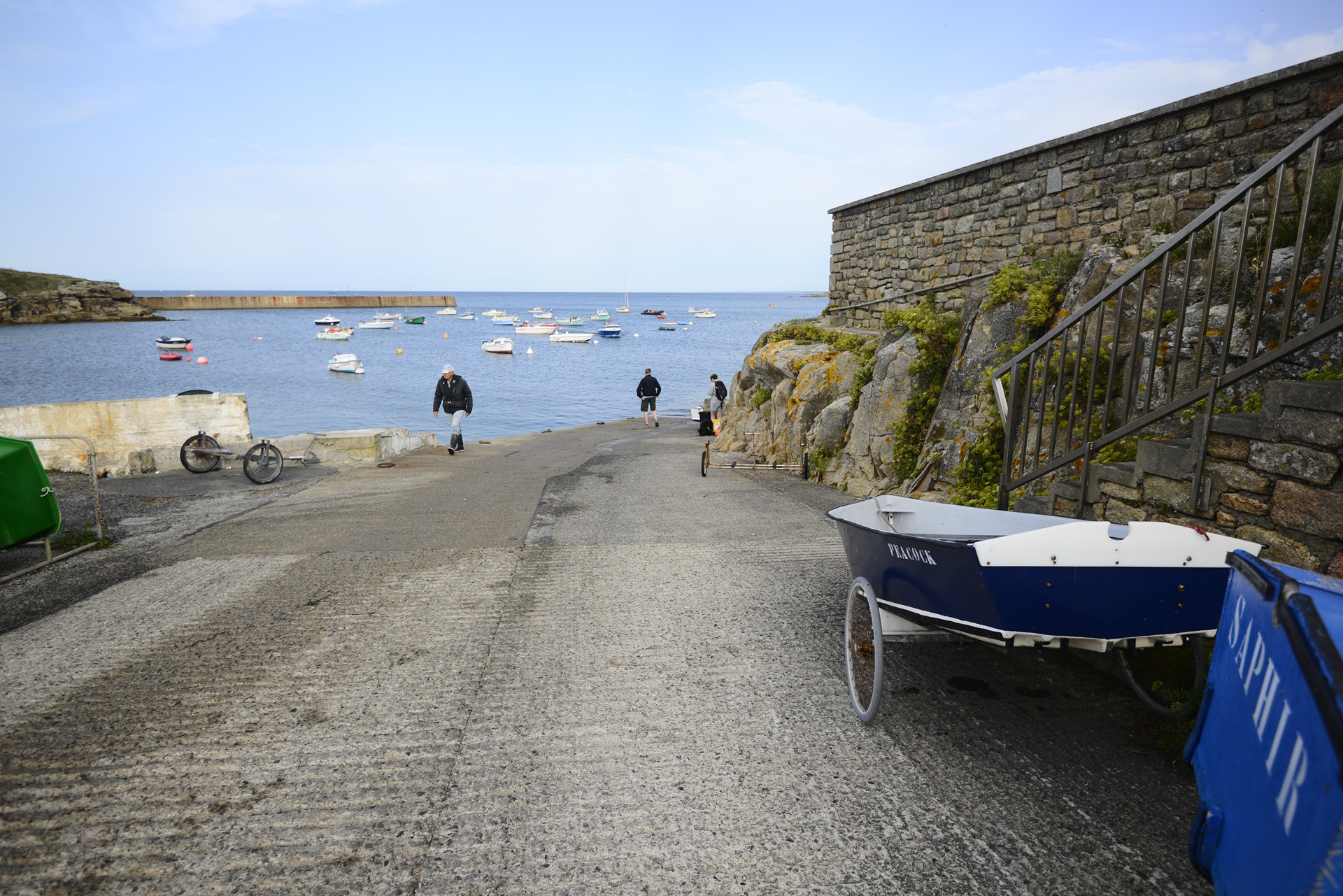 Chemin et bateau à proximité de la plage de Kerroc'h à Ploemeur (Morbihan) 56