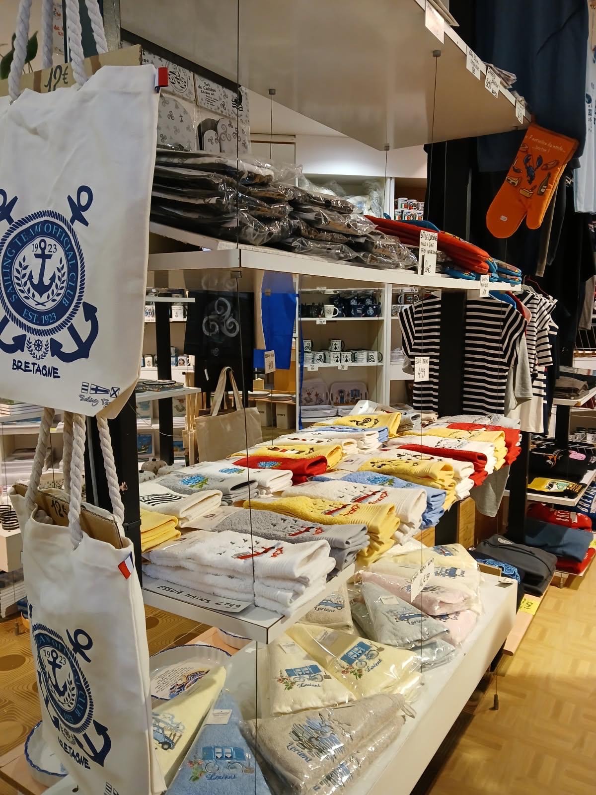 Côté textile, la boutique Horizon Ouest vous offre un bel assortiment de marinières, tee-shirts, sweats, casquettes, bonnets à Lorient Bretagne Sud ( Morbihan, 56)