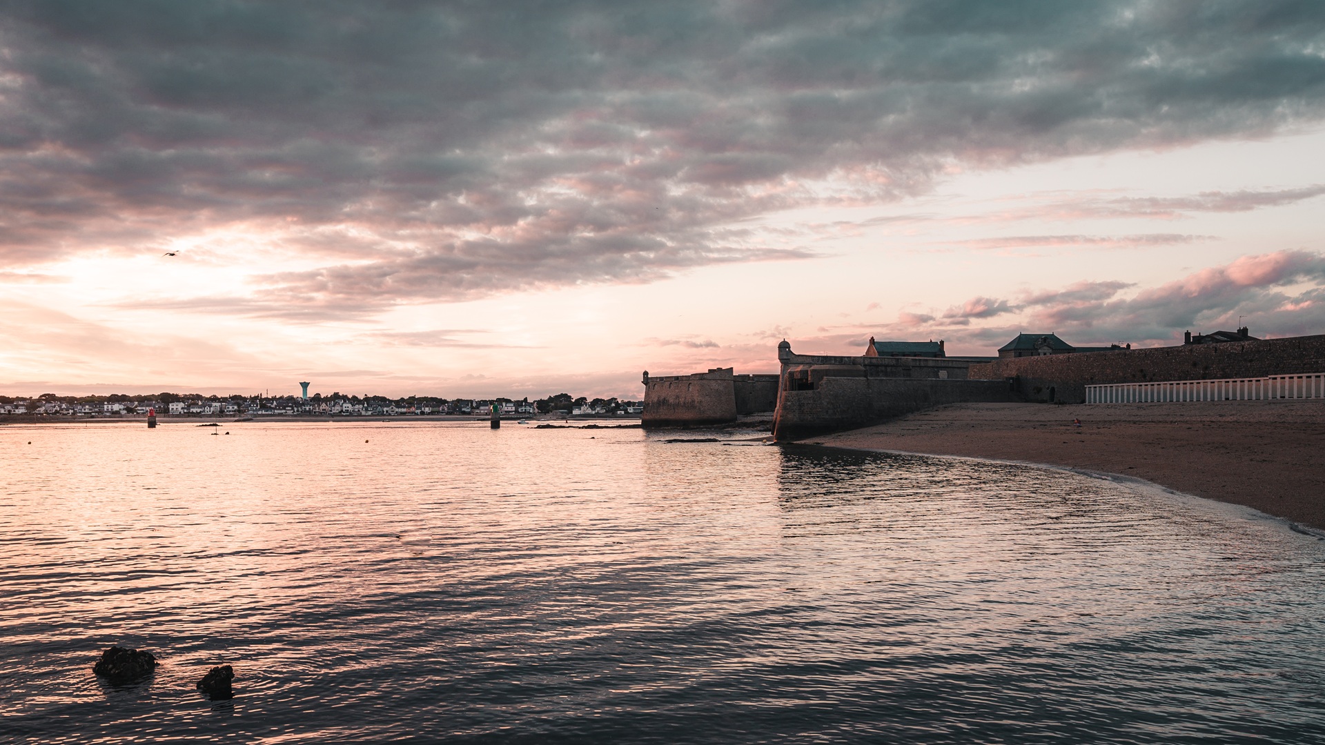 Coucher de soleil sur la Grande plage à Port-Louis (Morbihan) 56