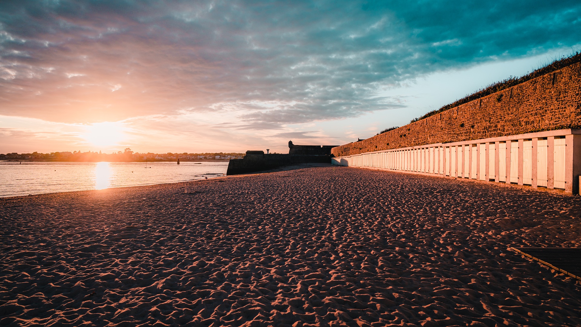 Coucher de soleil sur la Grande plage et vue sur les cabines de plage à Port-Louis (Morbihan) 56