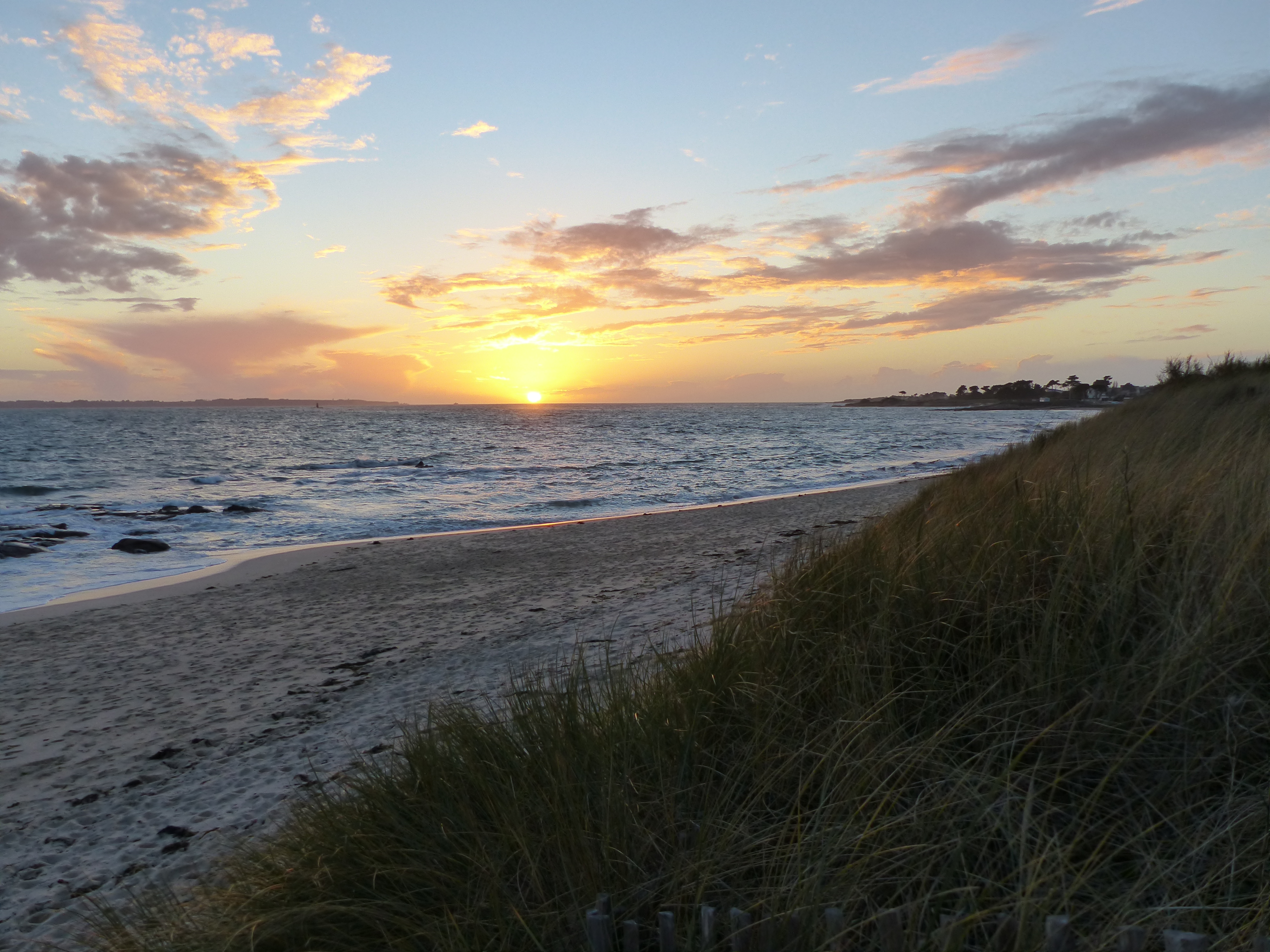 Coucher de soleil sur la plage de kergulen les roseaux à Larmor-Plage (Morbihan) 56