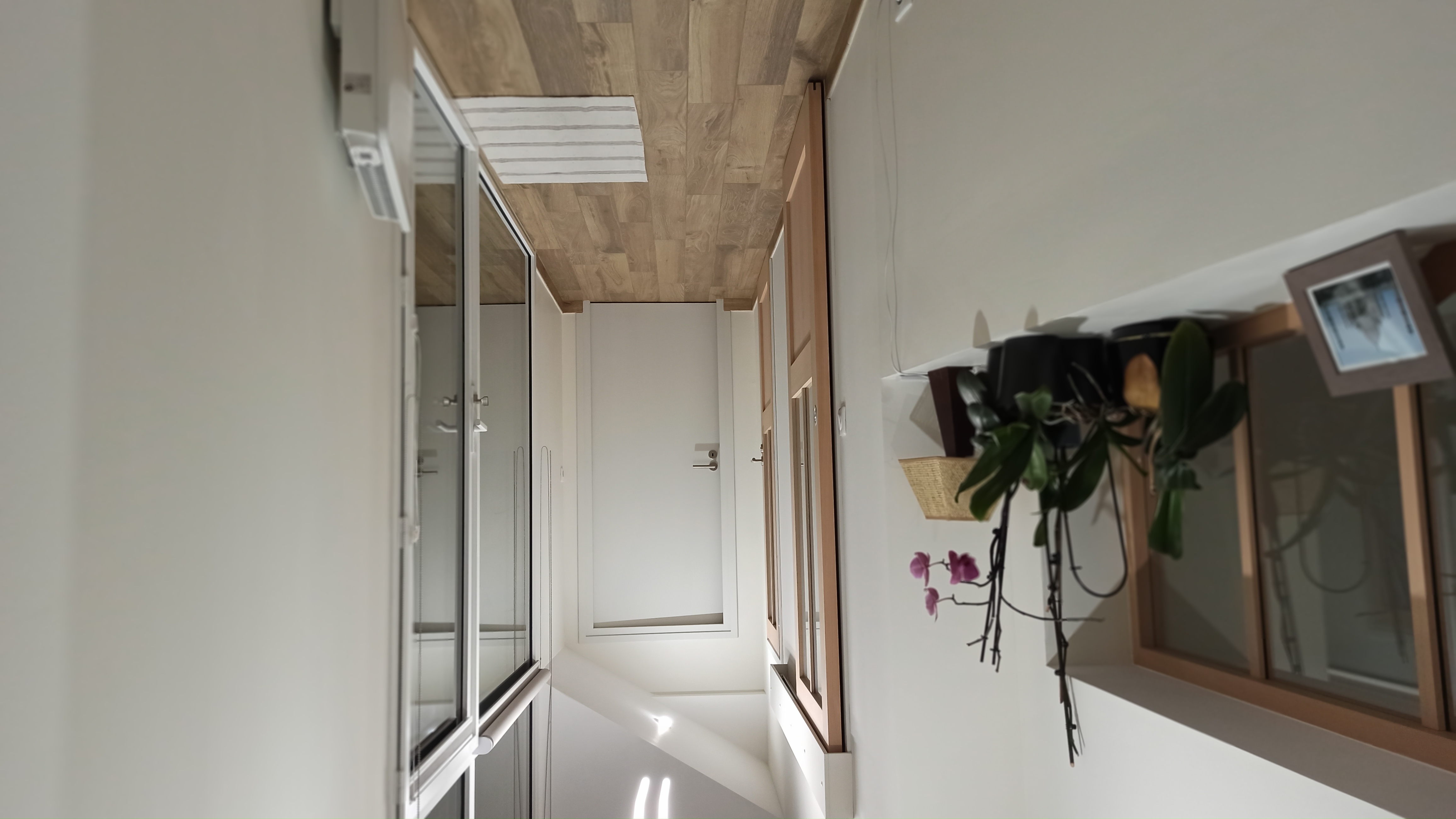 Couloir en parquet, plafonds mansardé, orchidée et tons beige (Port-Louis, Morbihan, 56)