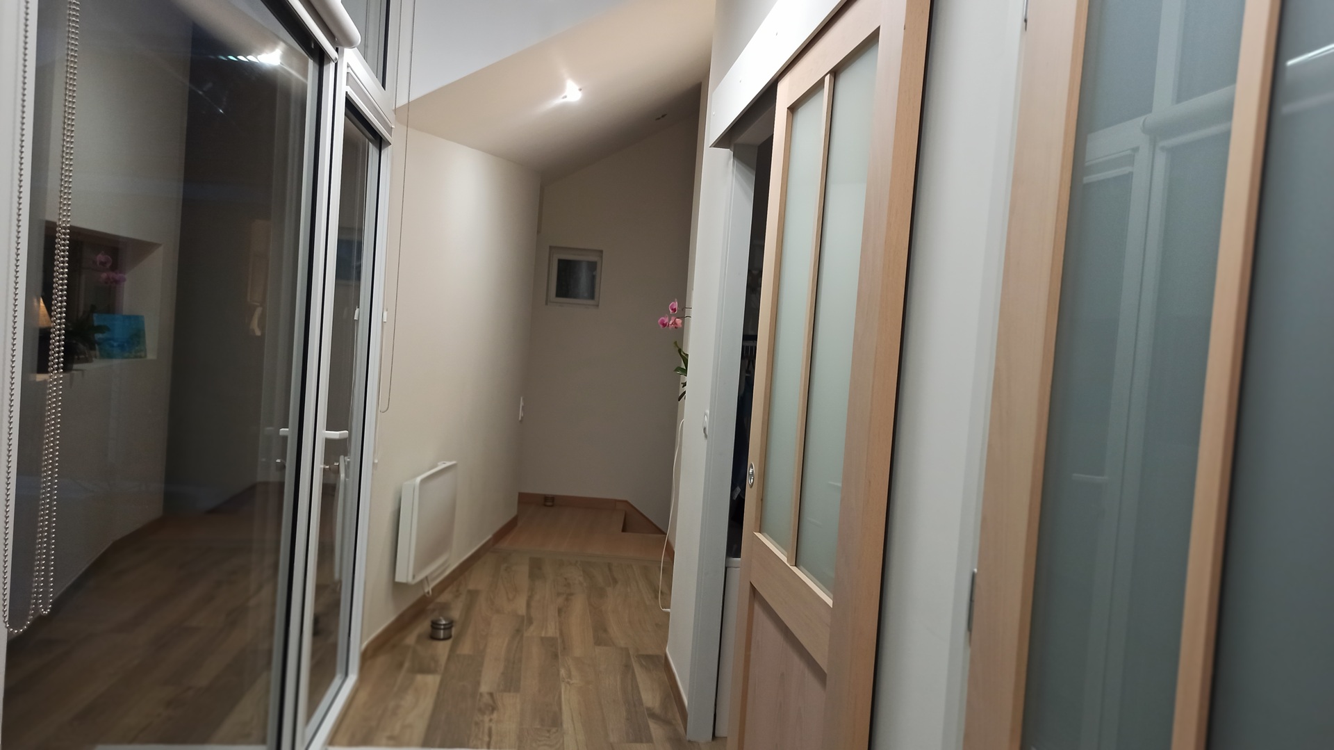 Couloir en parquet, plafonds mansardé, tons beige (Port-Louis, Morbihan, 56)