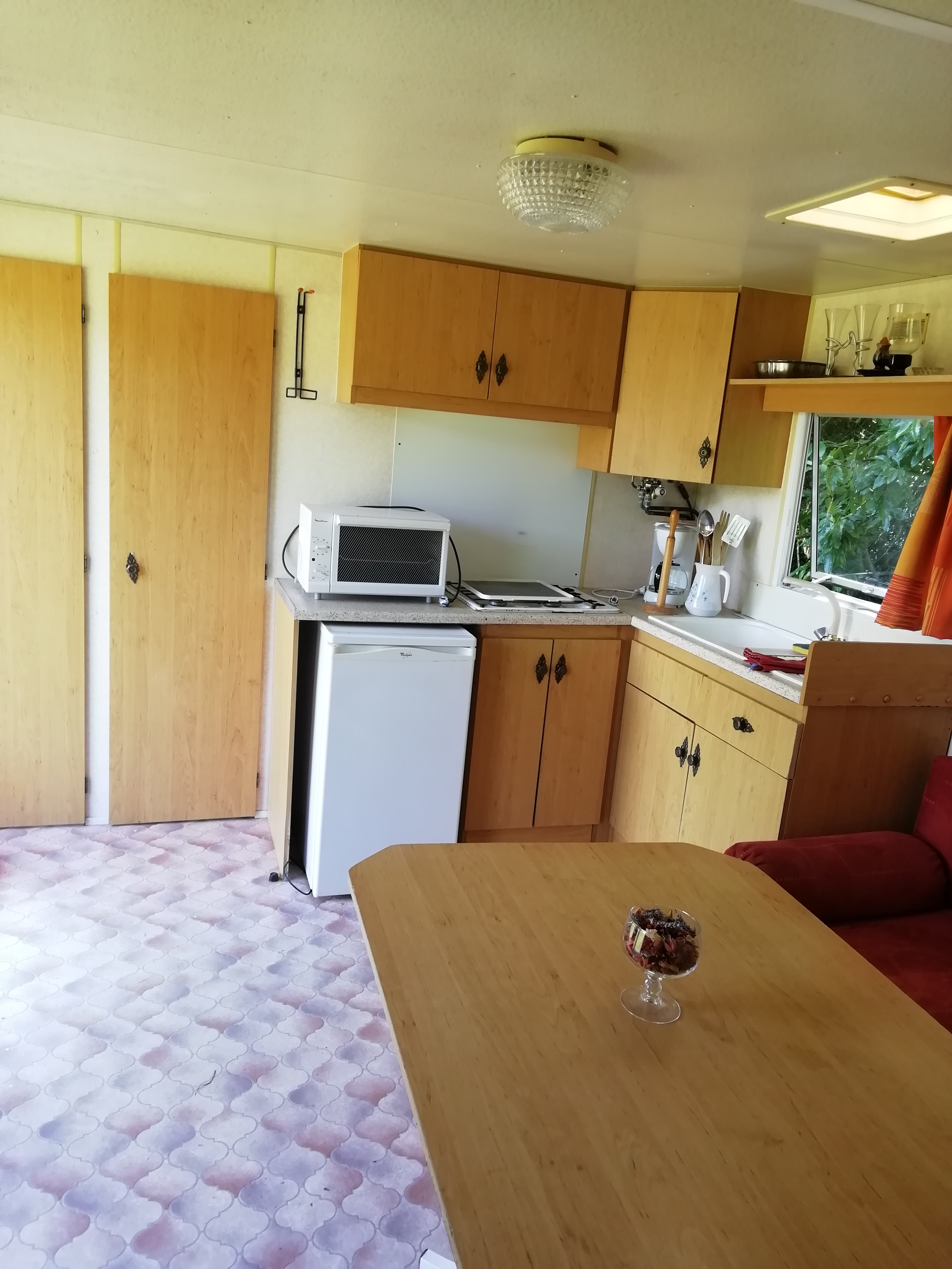 Cuisine du mobil home en tipi au West Wind Ranch à Bubry, près de Lorient (Morbihan, 56) Bretagne Sud