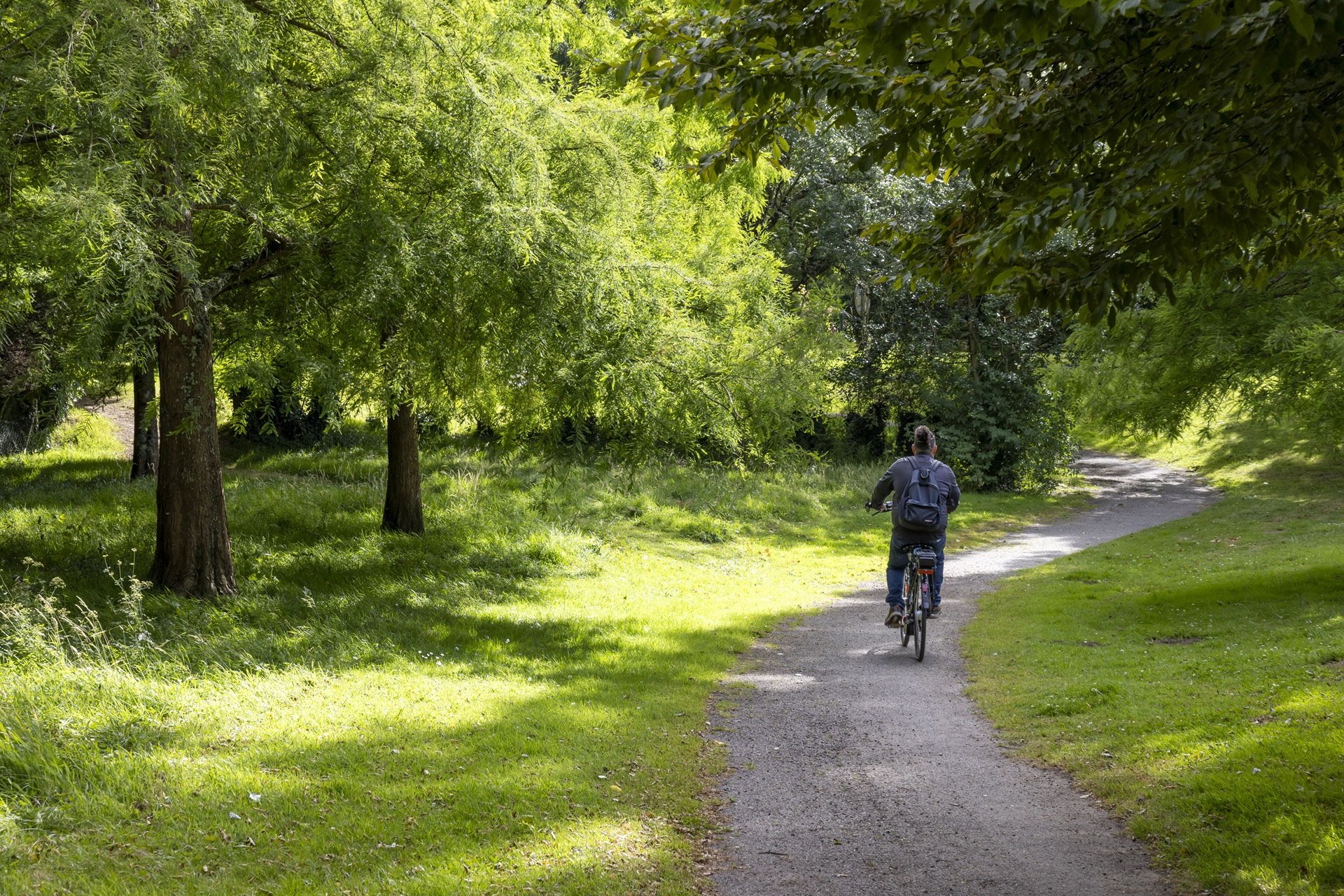 Cycliste dans le jardin du manio à Lorient (Morbihan) 56