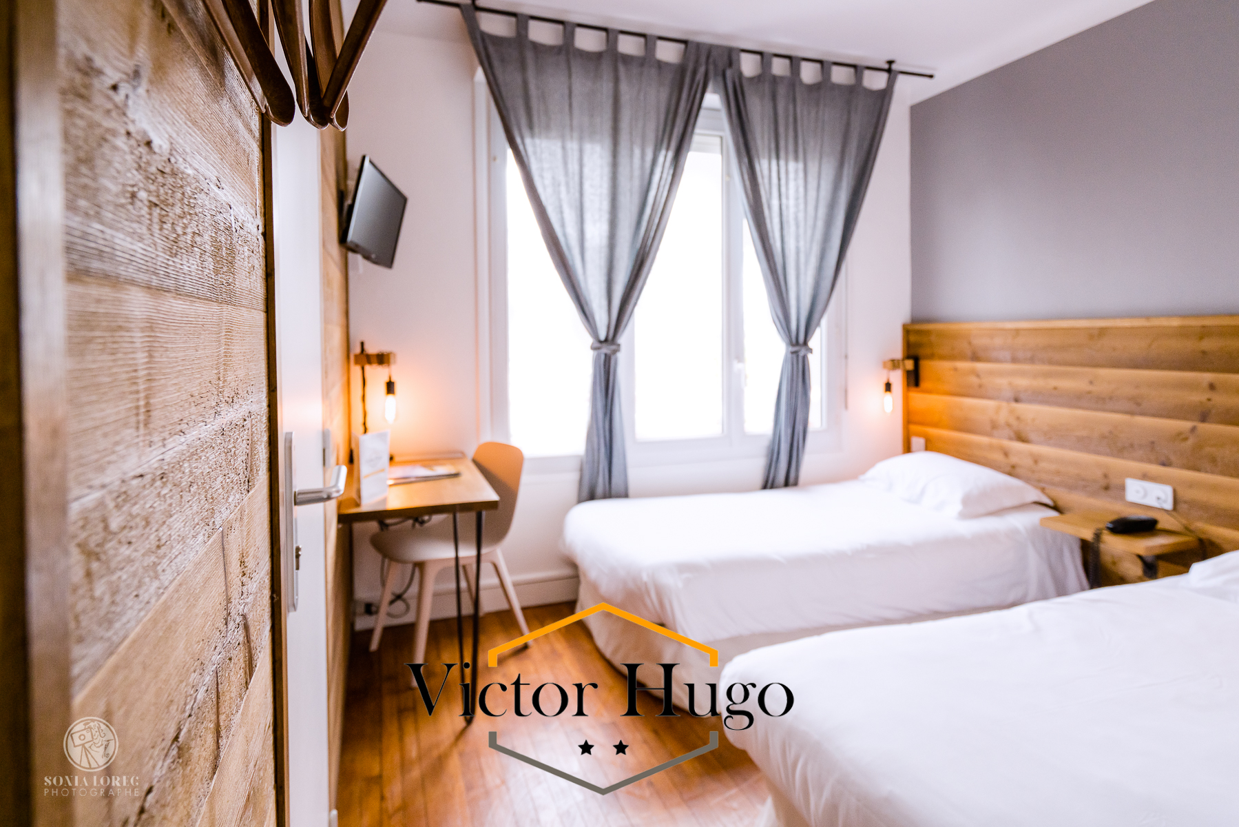 Décoration soignée pour cette chambre twin 2 étoiles Hôtel Victor Hugo à Lorient Bretagne Sud (Morbihan, 56)