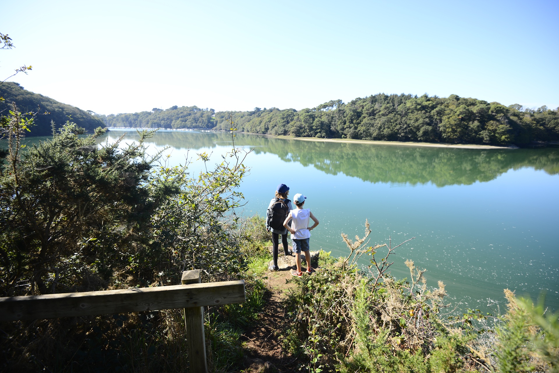 Des randonneurs sur les rives de la Laïta à Guidel proche Lorient (Morbihan) 56