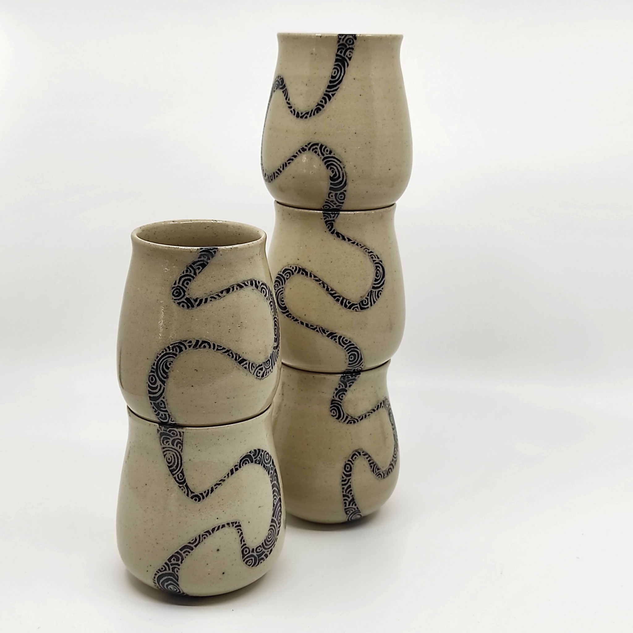 Des tasses en grès de chez Catherine Eyraud Céramique à Pont-Scorff, proche Lorient Bretagne Sud (Morbihan, 56)