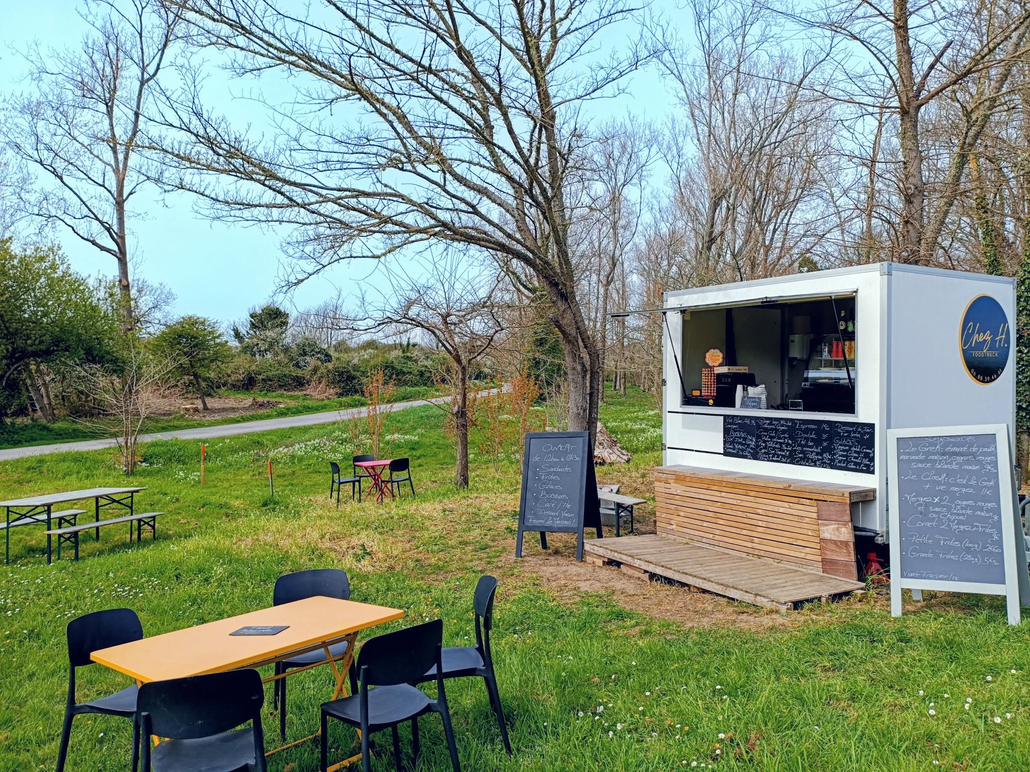 En excursion sur le côté sauvage de l'Ile de Groix, découvrez le Food Truck Chez H pour une pause gourmande à Lorient Bretagne Sud (Morbihan, 56)