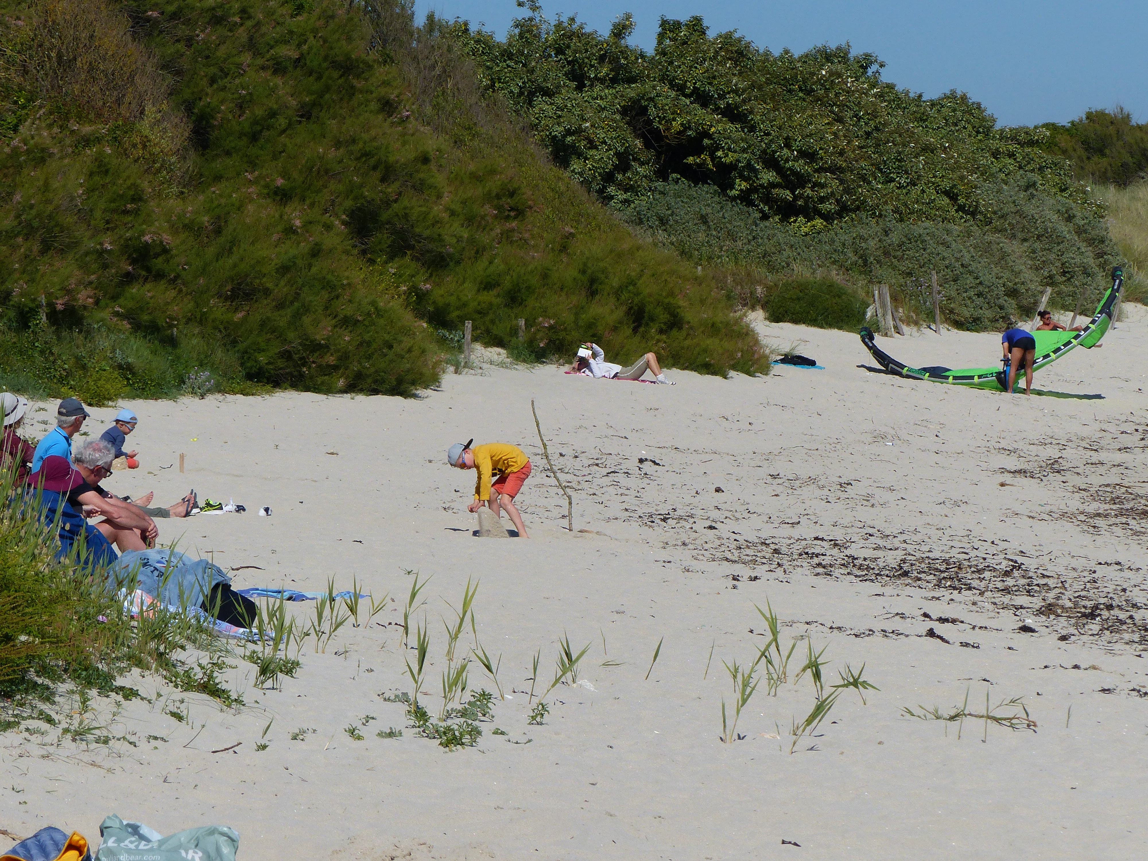 Enfant sur la plage de Kerguelen les mouettes vue des rochers à Larmor-Plage (Morbihan) 56