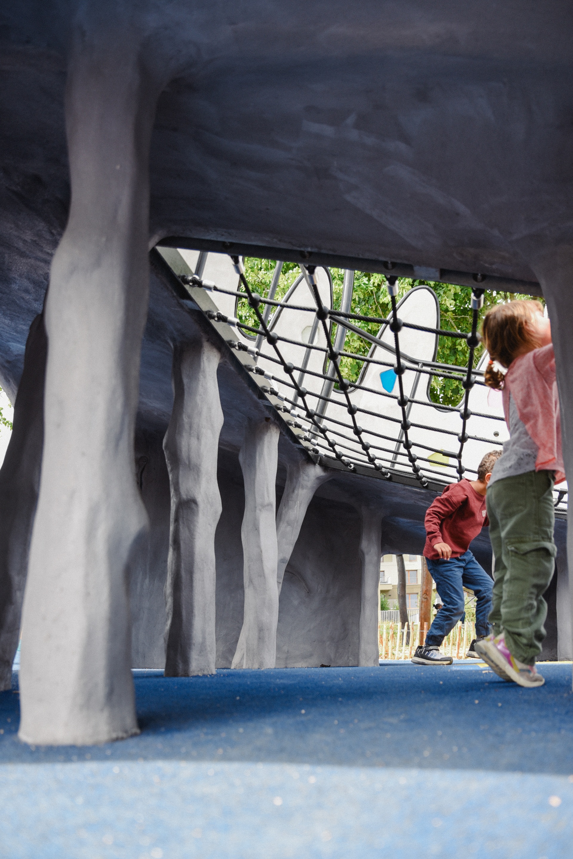 Enfants dans l'aire de jeux pour enfants au jardin de Nominoe à Lorient (Morbihan) 56