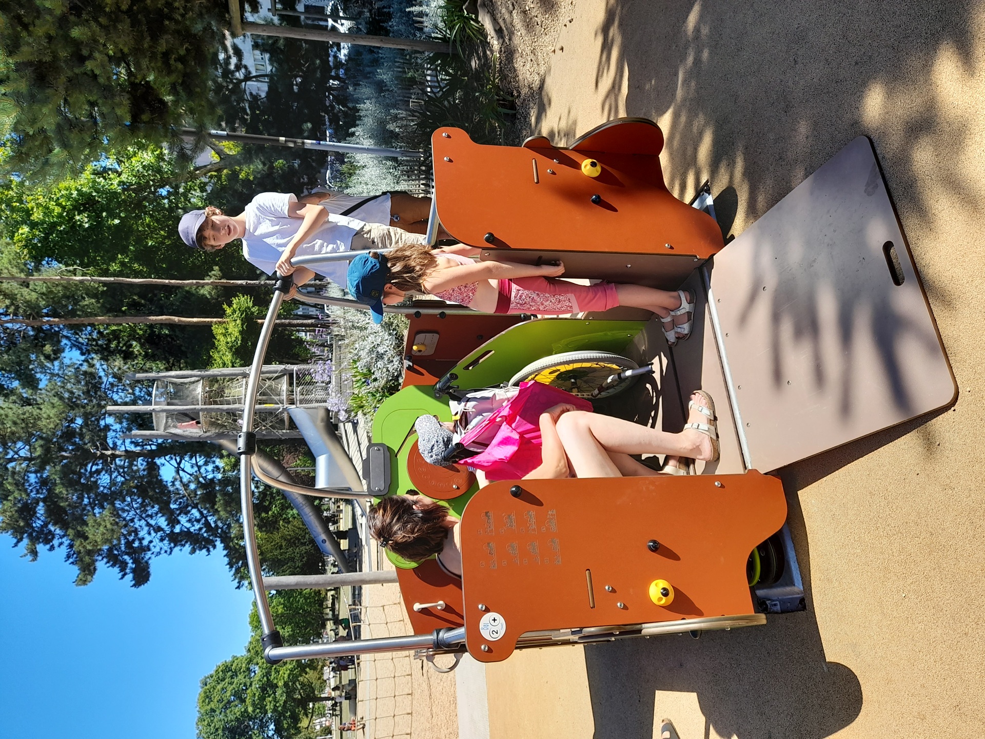 Enfants et maman à l'aire de jeux pour enfants au centre ville, parc Jules Ferry, Lorient (Morbihan, 56)
