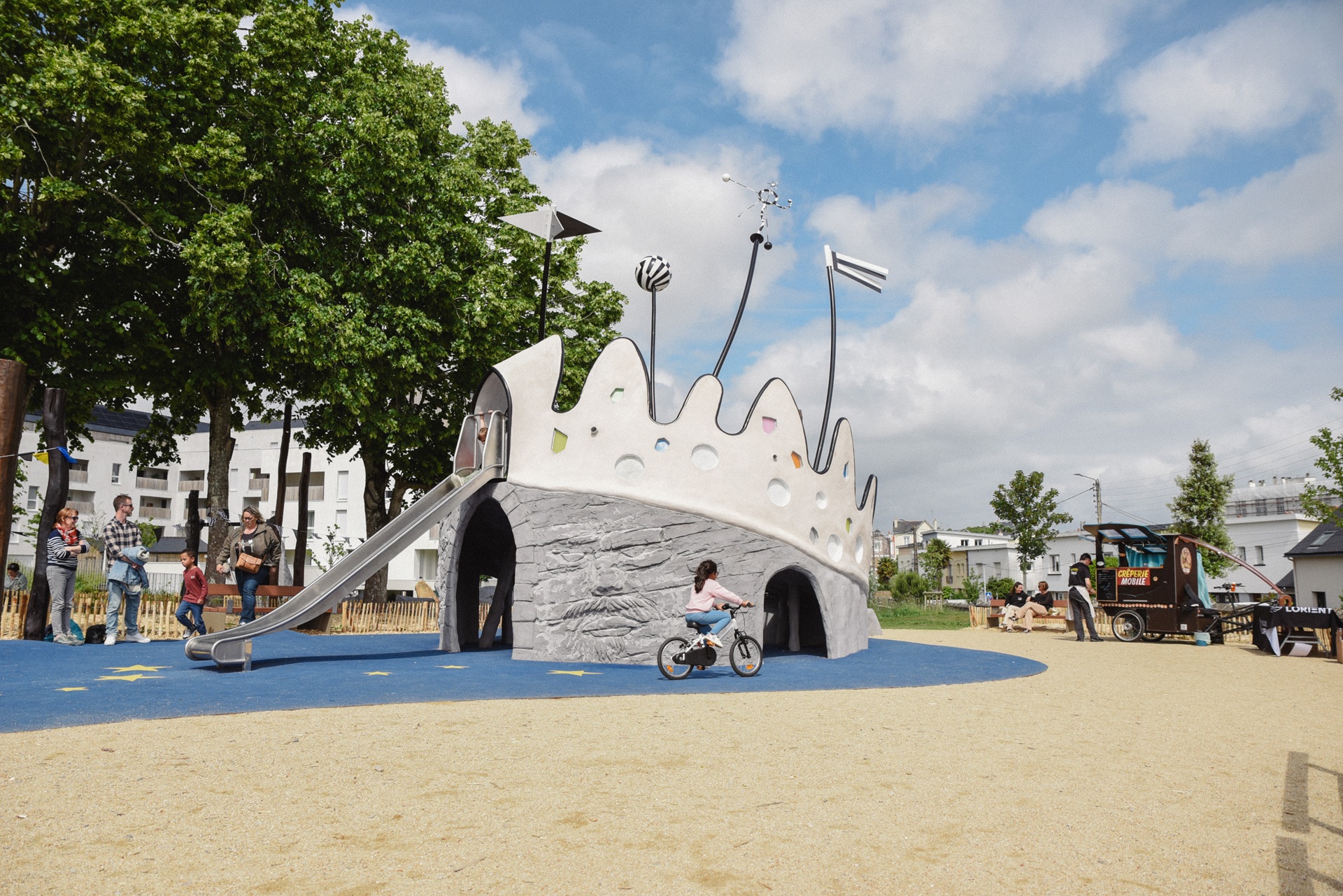 Équipement dans l'aire de jeux pour enfants au jardin de Nominoe à Lorient (Morbihan) 56