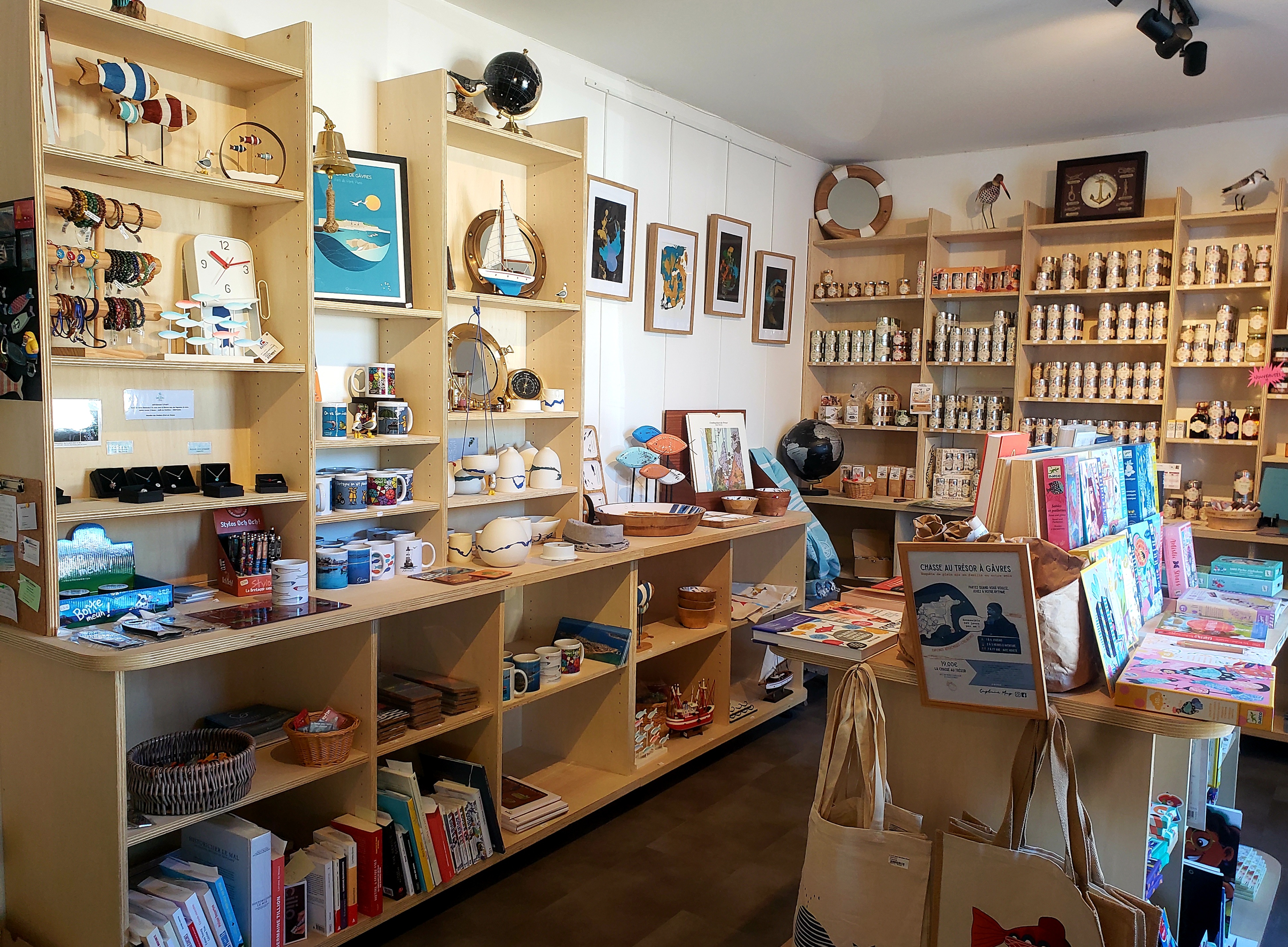 Espace boutique et souvenirs au sein de l’établissement Le Comptoir Gâvrais, décoration marine (Gâvres, Morbihan, 56)