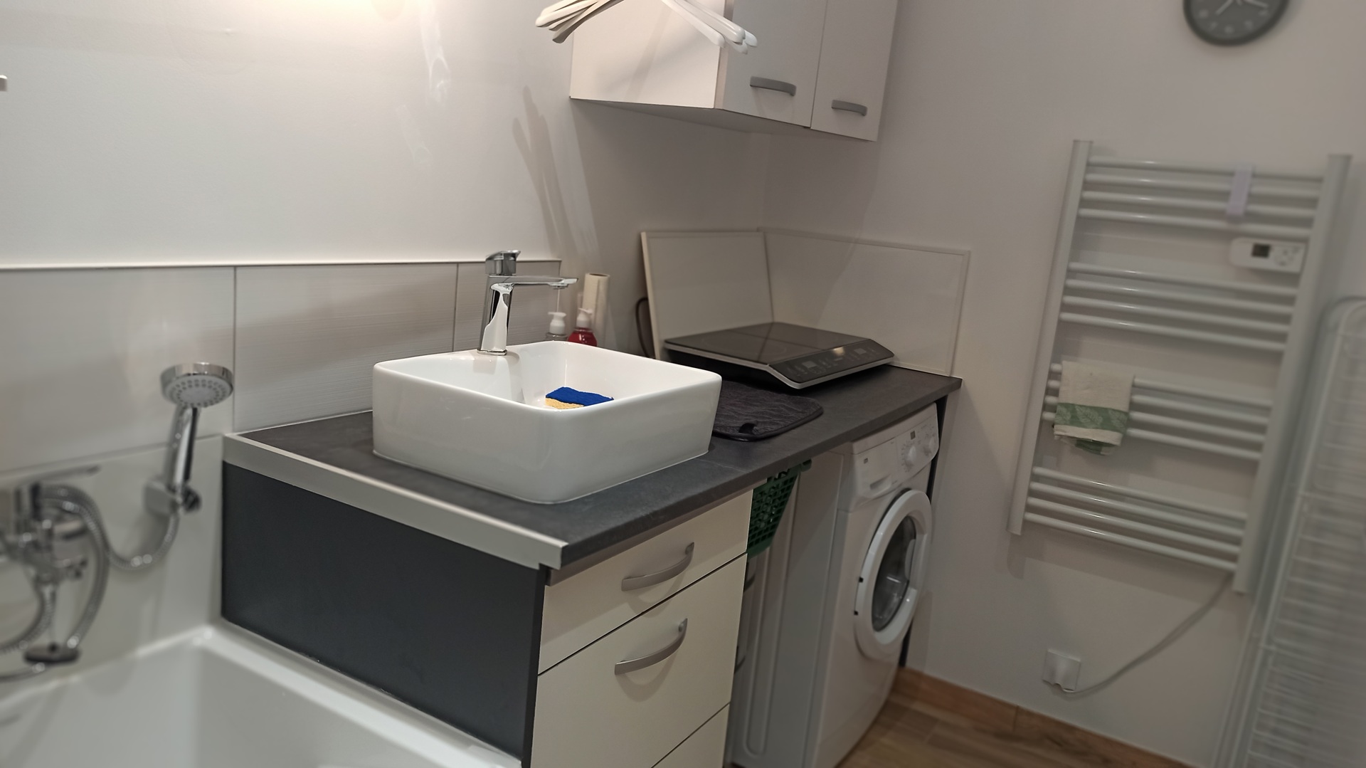 espace-buanderie-avec-lavabo-machine-a-laver-et-seche-serviette-port-louis-morbihan-56