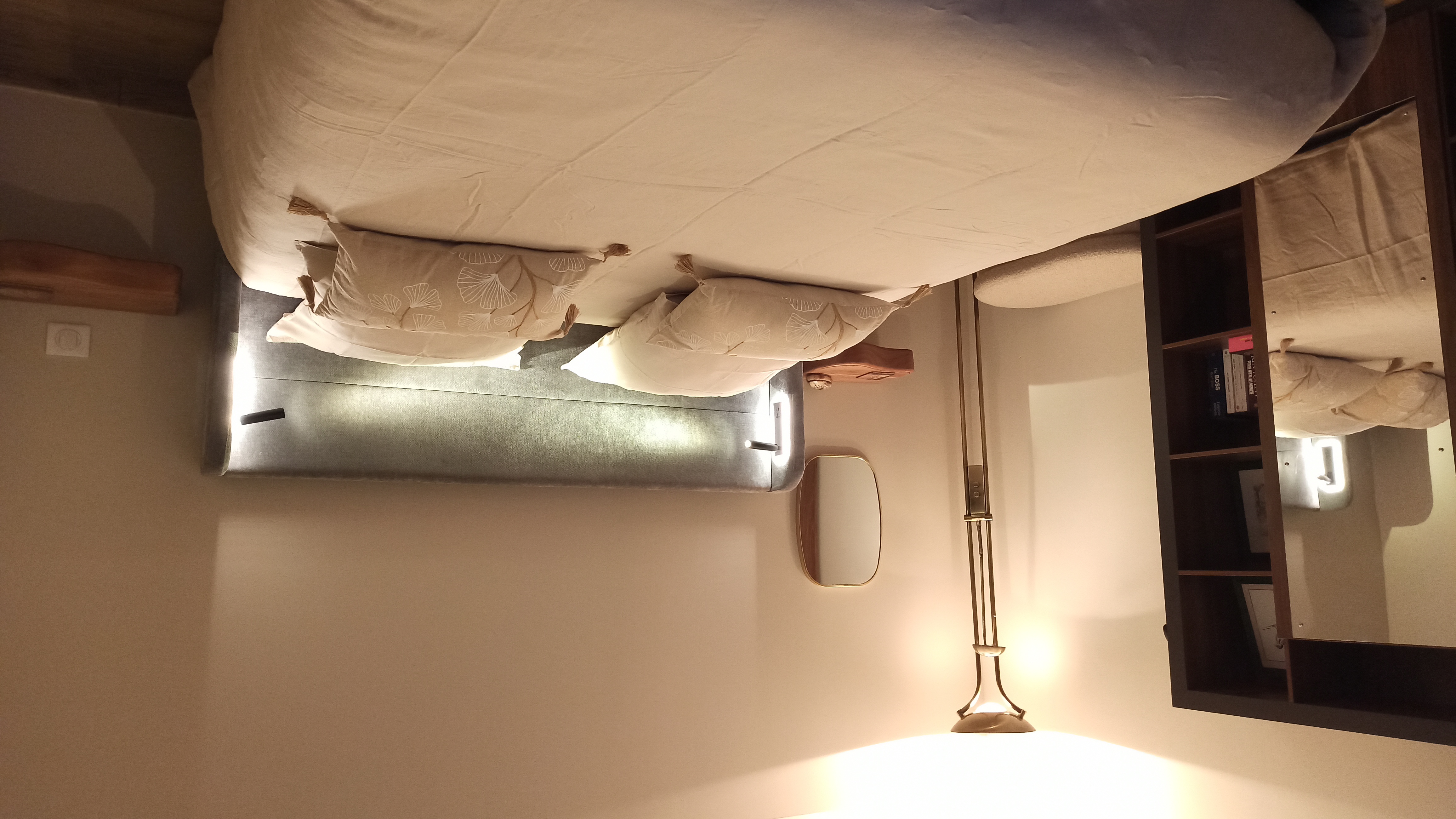 Espace chambre avec lit queen size, décoration tons neutres, armoire avec miroir, tête de lit avec miroir intégré (Port-Louis, Morbihan, 56)