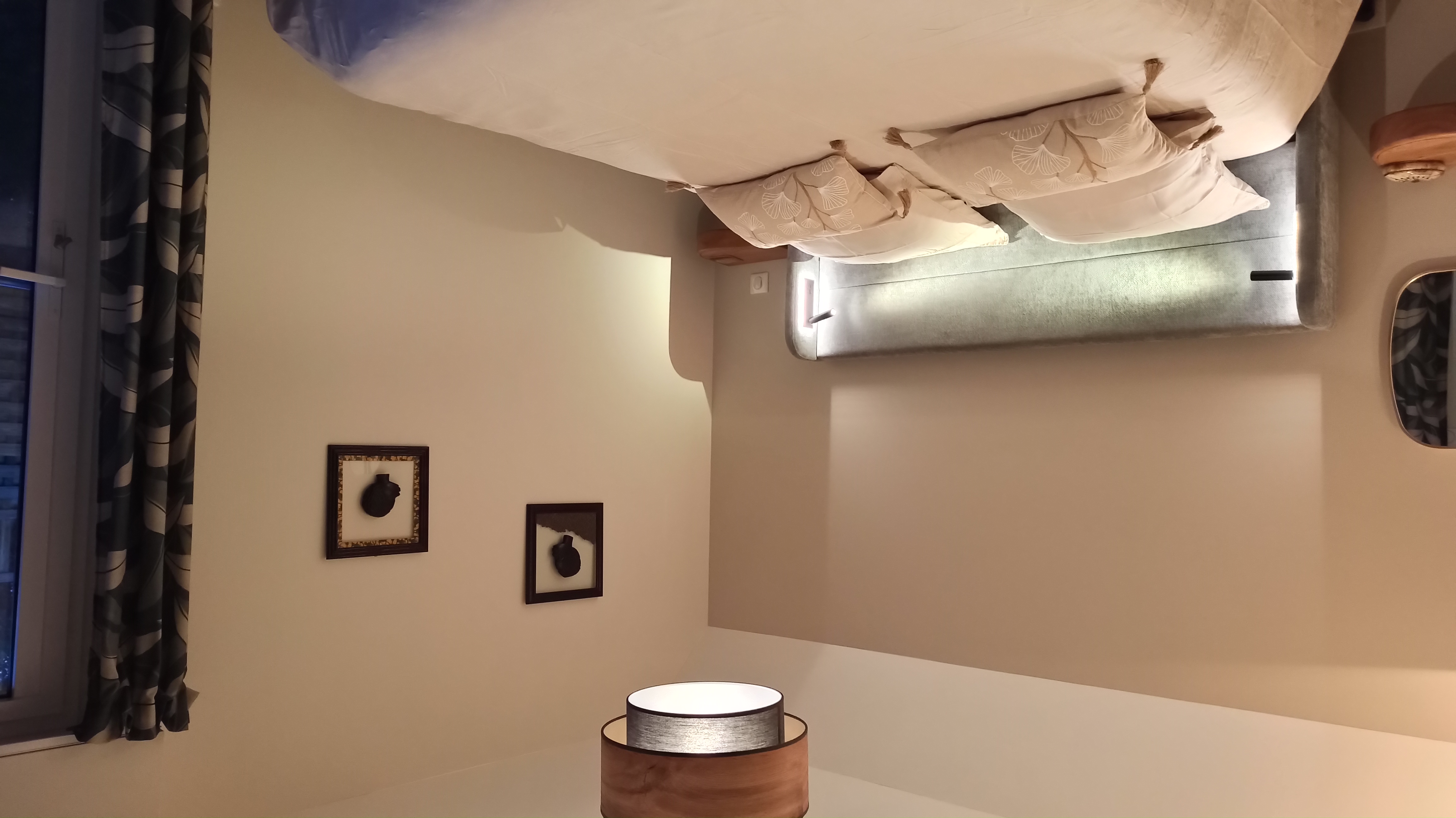 Espace chambre avec lit queen size, décoration tons neutres, armoire avec miroir, tête de lit avec miroir intégré (Port-Louis, Morbihan, 56)
