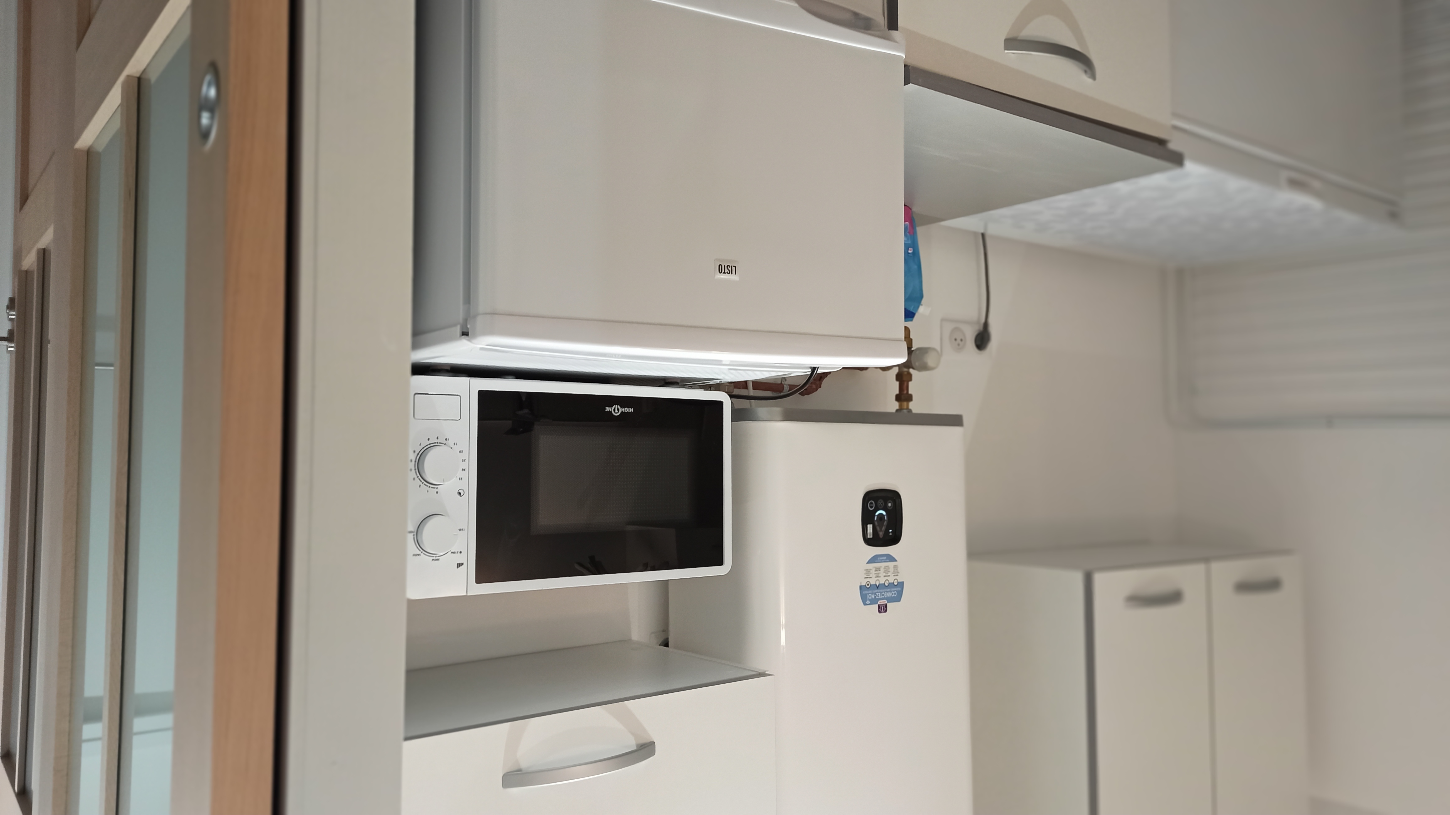Espace cuisine avec frigo et micro-onde, petit ballon d’eau chaude (Port-Louis, Morbihan, 56)