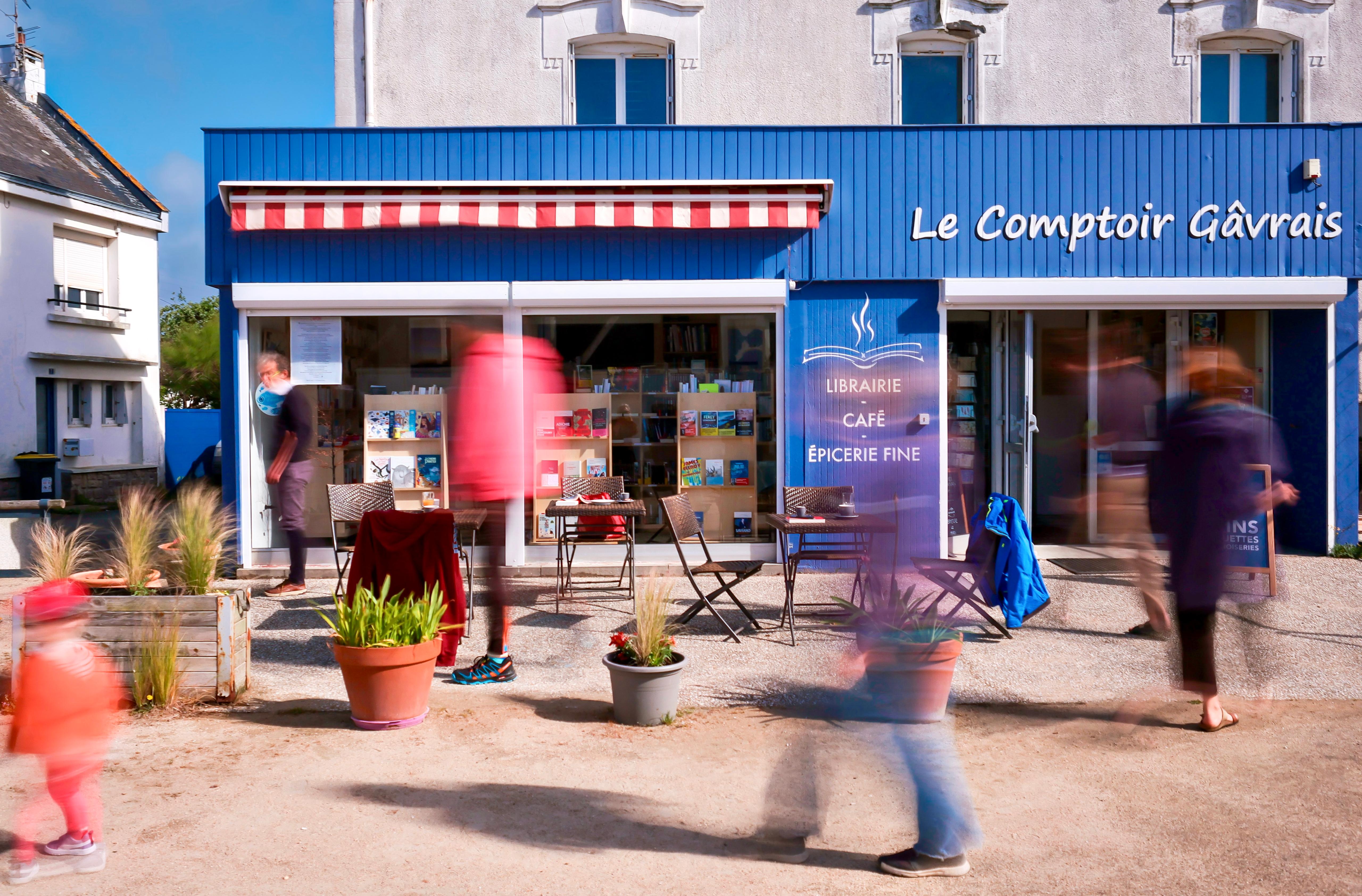 Façade bleue du commerce Le Comptoir Gâvrais, librairie, café, épicerie fine, store banne rouge et blanc (Gâvres, Morbihan, 56)