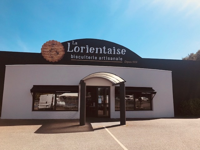Façade extérieure de la biscuiterie artisanale La Lorientaise, ouverte depuis 1959 (Kervignac, Morbihan, 56)