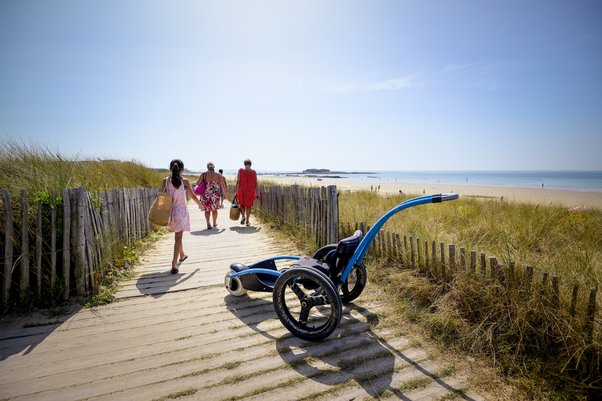 Fauteuil hippocampe sur la plage du Fort Bloqué à Plœmeur (Morbihan) 56