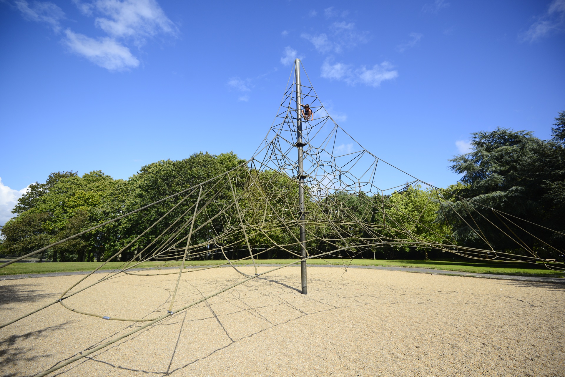 Filets à l'aire de jeux pour enfants dans le parc du Bois du Château à Lorient (Morbihan) 56