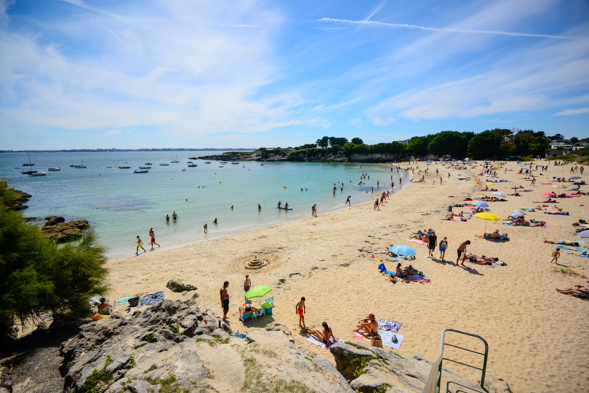 Gens dans l'eau sur la plage du Perello (Petit et Grand) à Ploemeur (Morbihan) 56