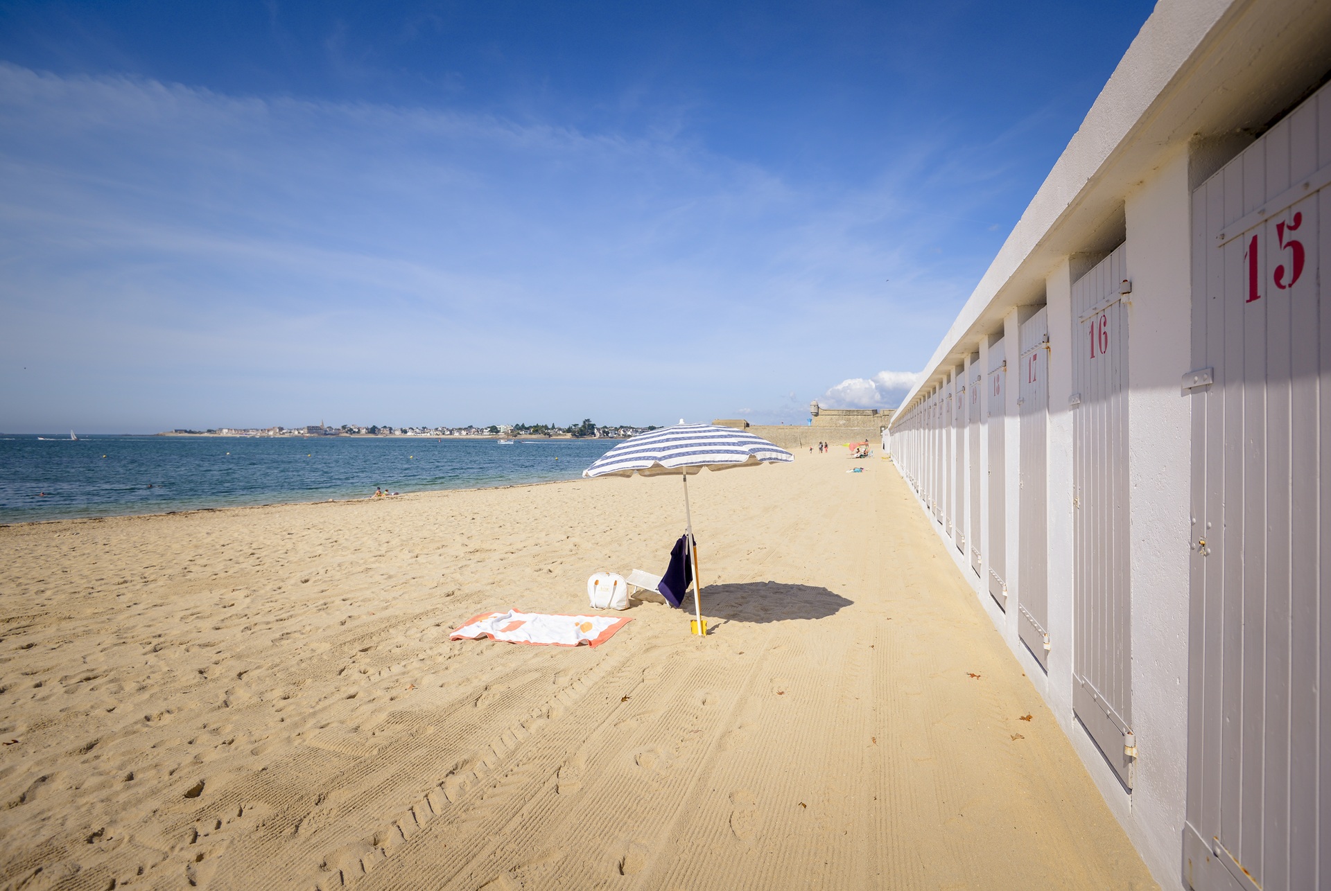Grande plage de Port-Louis et parasol devant les cabines de plage vintage (Morbihan) 56
